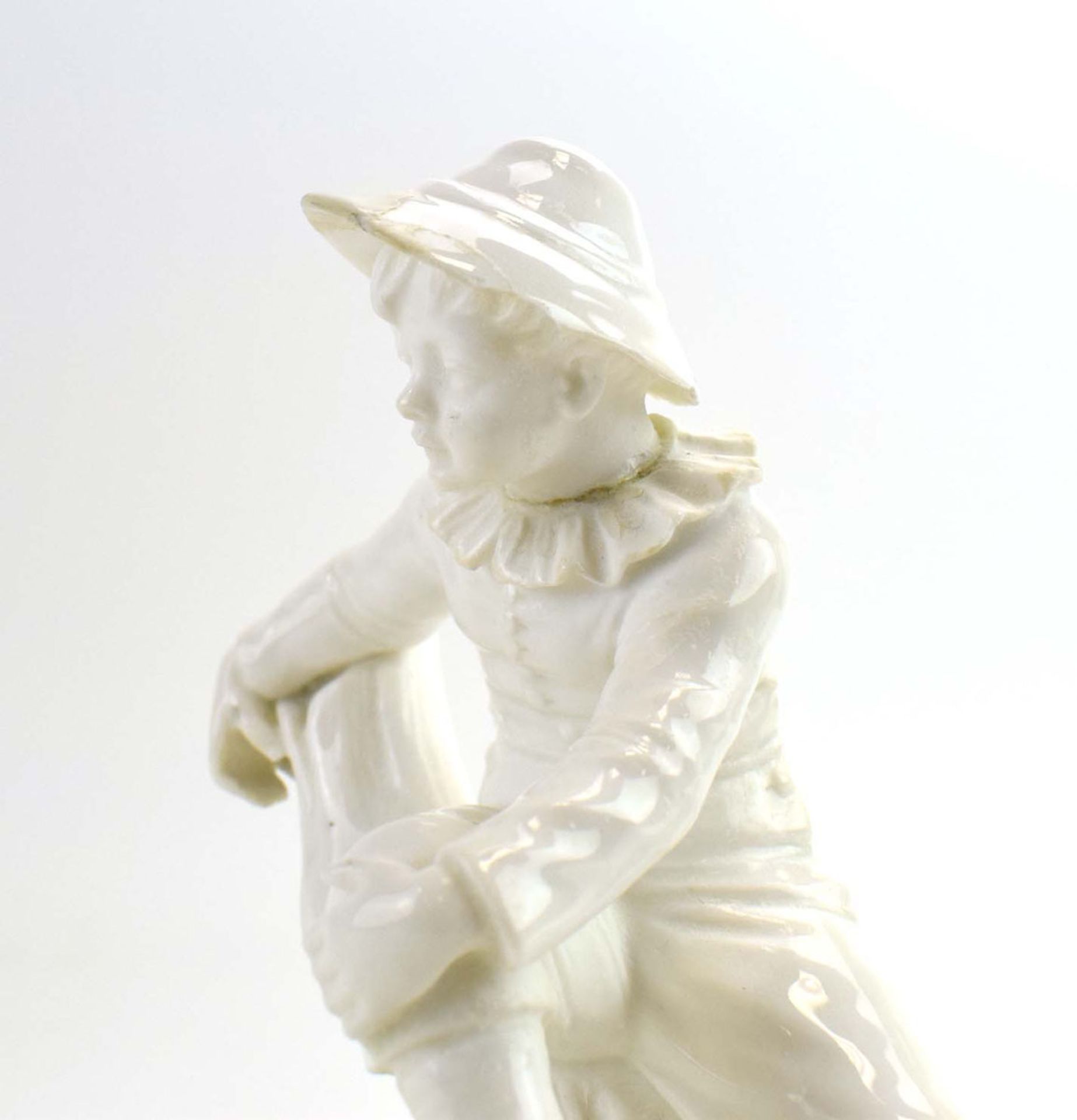 RR370 - A Royal Worcester blanc de chine dish modelled as a young boy sitting on a trunk, h. 15.5 cm - Image 7 of 7