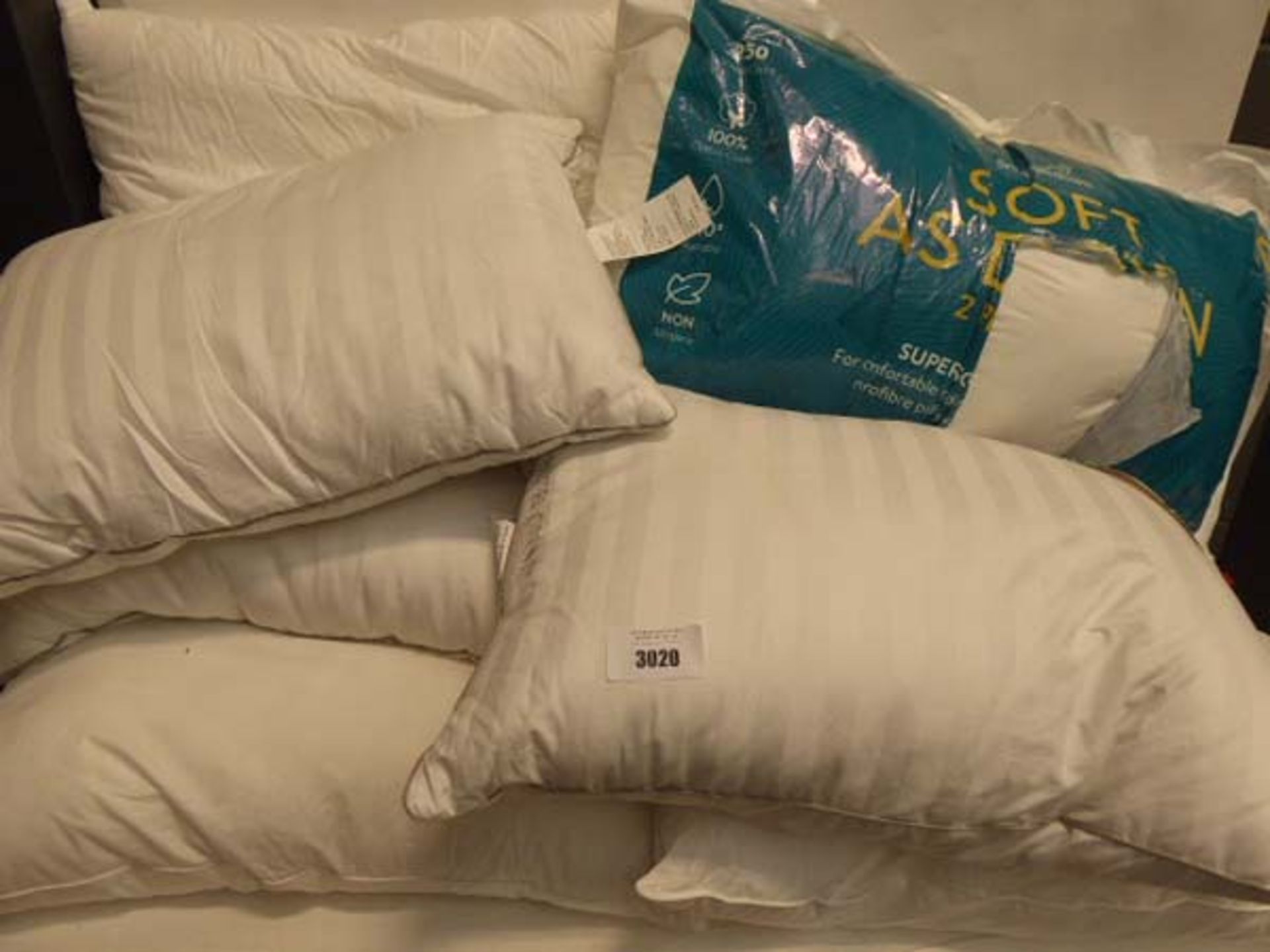 Large quantity of bedding pillows