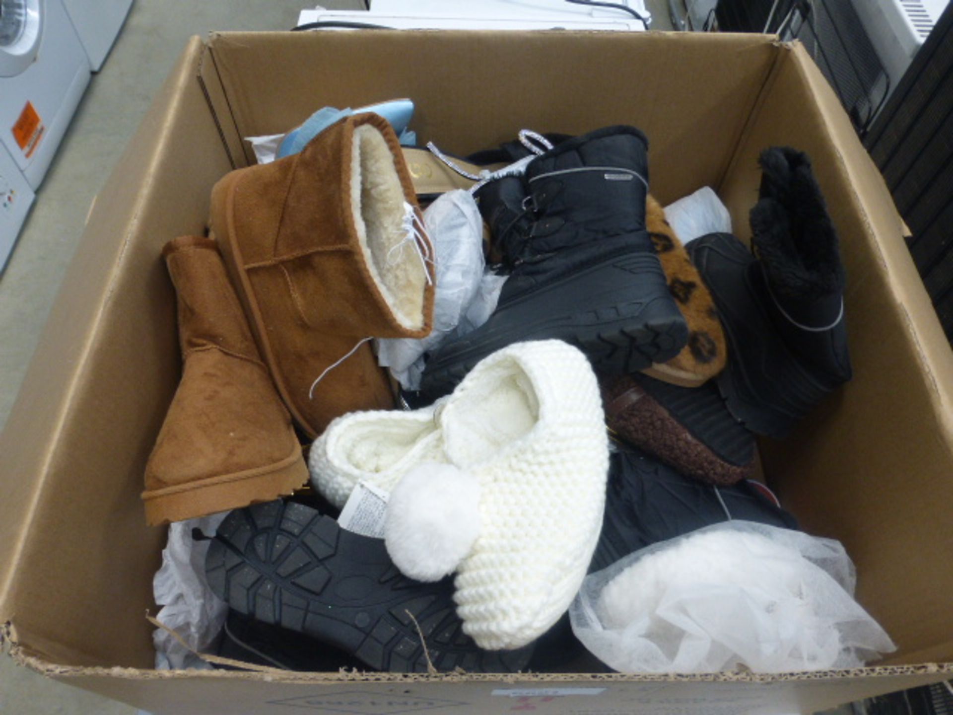 Box containing mixed ladies shoes, boots, etc