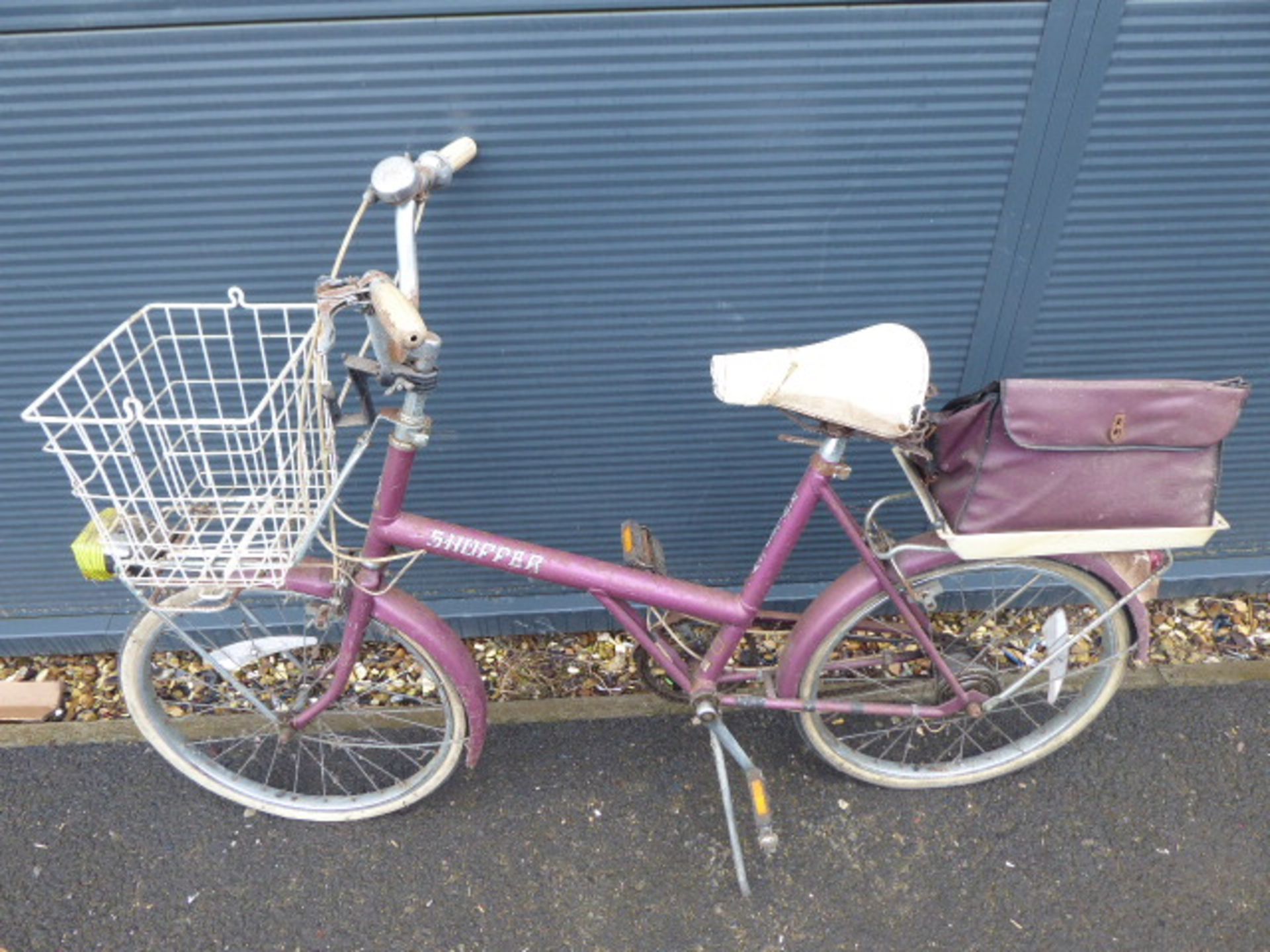 Blue vintage ladies fold up bike and a pink vintage shopper - Image 3 of 4