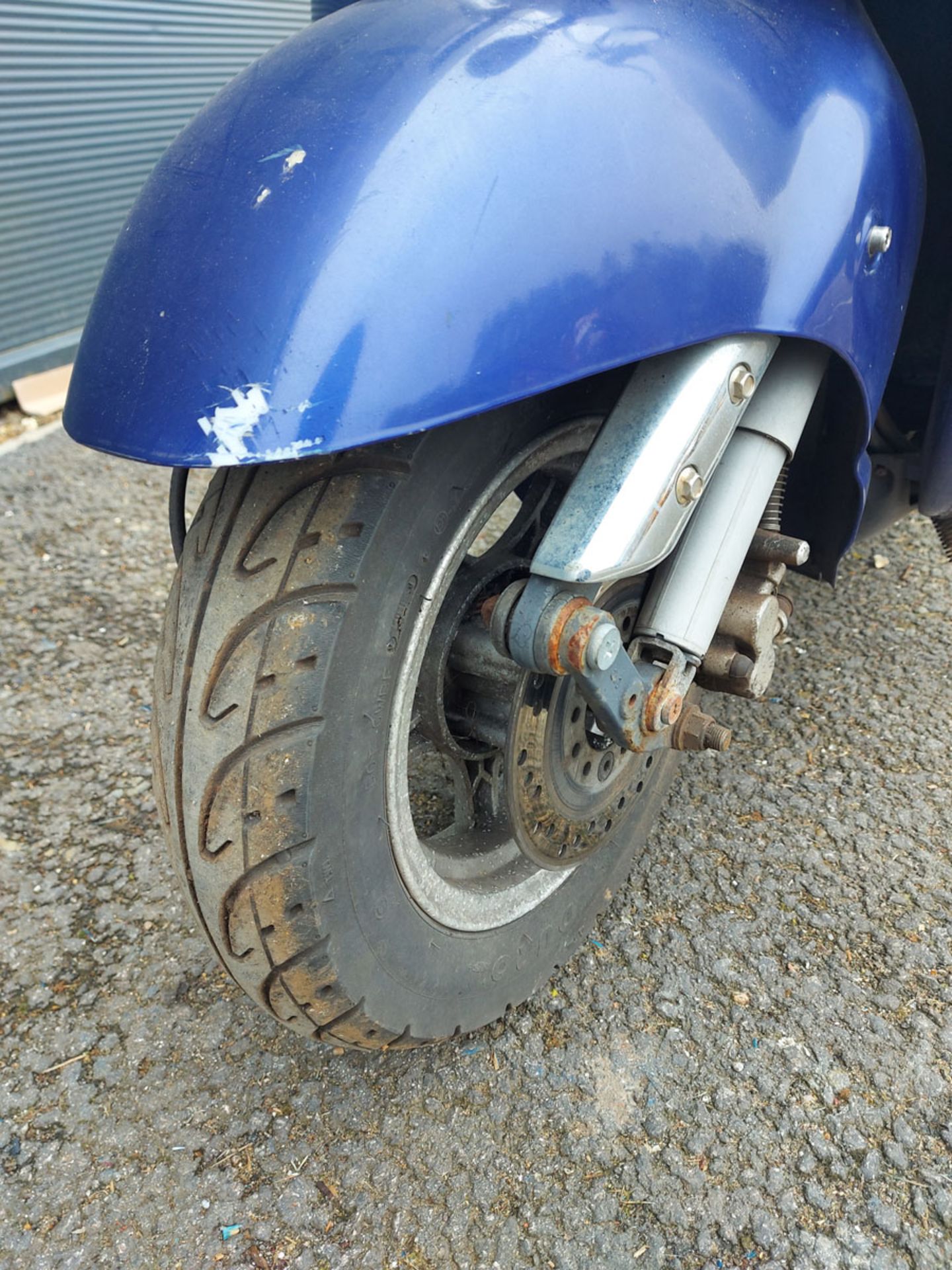 Blue Tamoretti petrol powered scooter complete with log book and key, covered 38,000 miles - Image 6 of 10