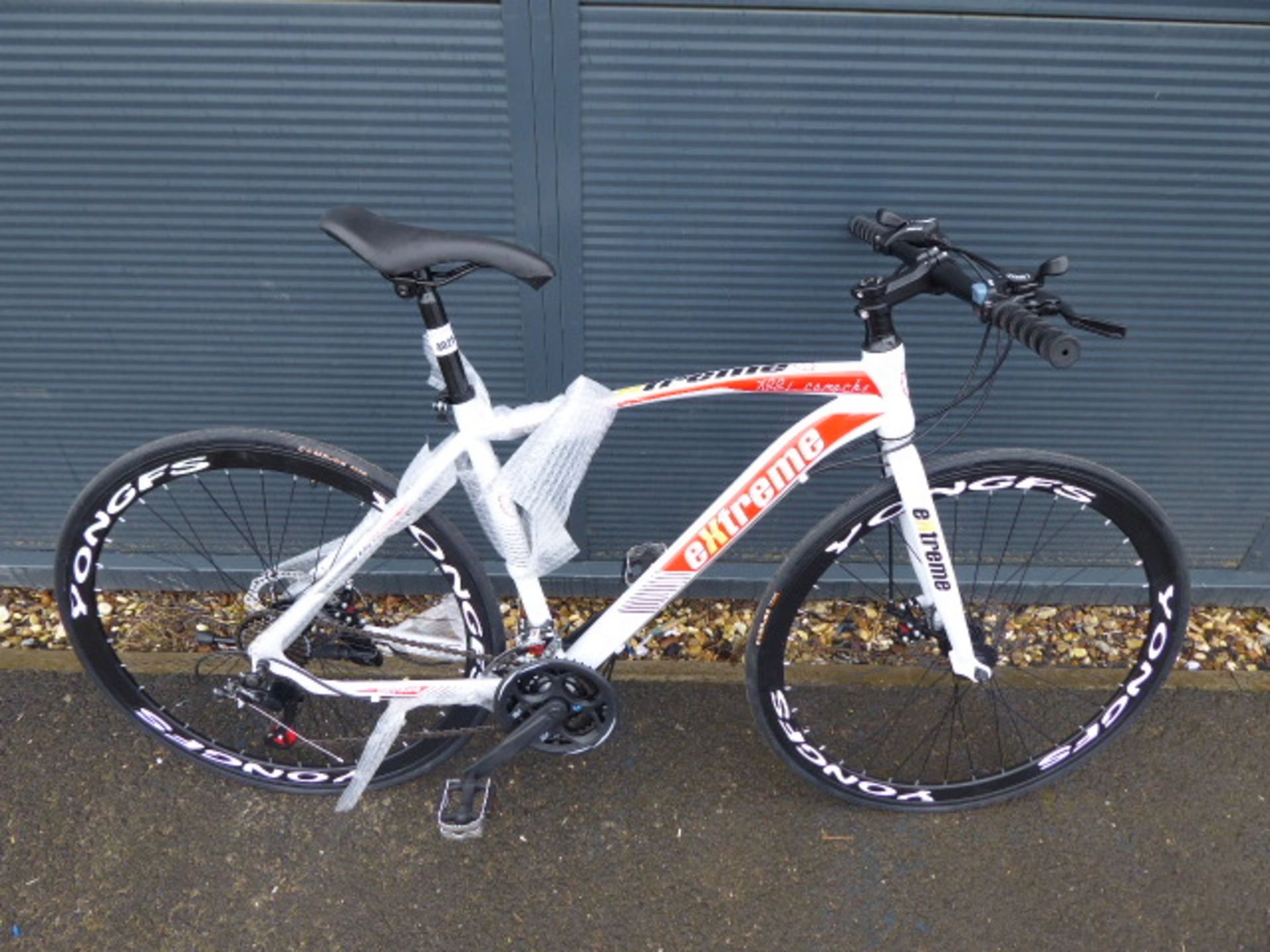 White and red Extreme Shimano geared road bike - Image 2 of 2