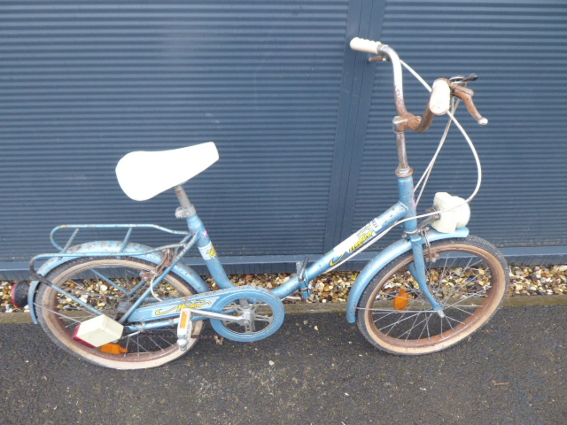 Blue vintage ladies fold up bike and a pink vintage shopper - Image 2 of 4