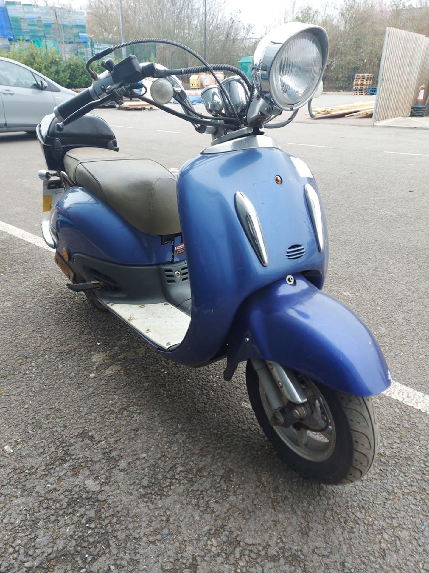 Blue Tamoretti petrol powered scooter complete with log book and key, covered 38,000 miles - Image 4 of 10