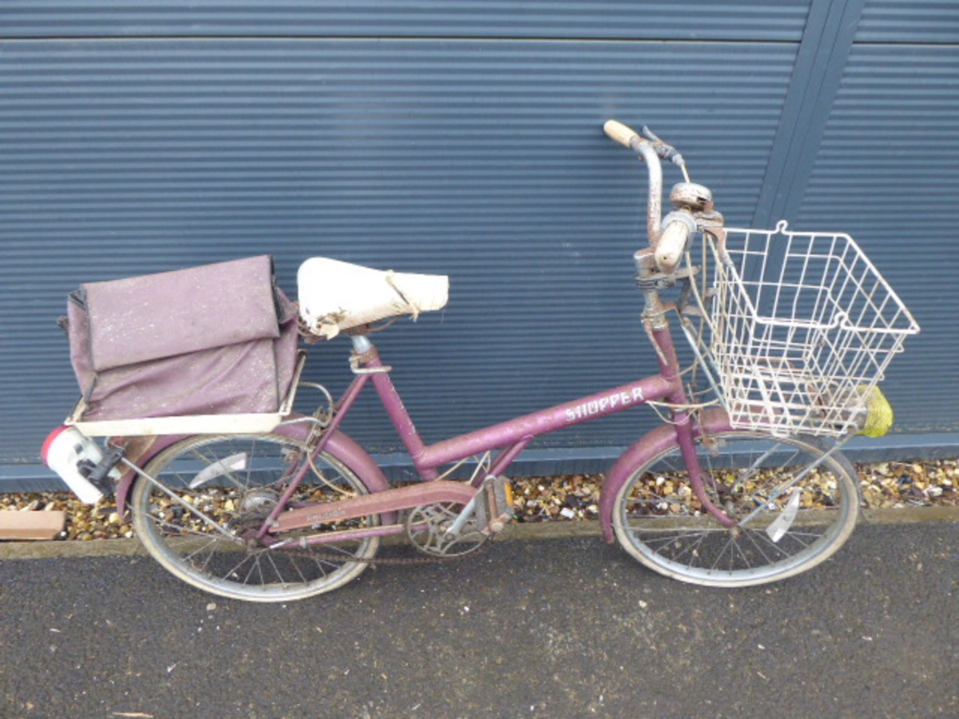 Blue vintage ladies fold up bike and a pink vintage shopper - Image 4 of 4