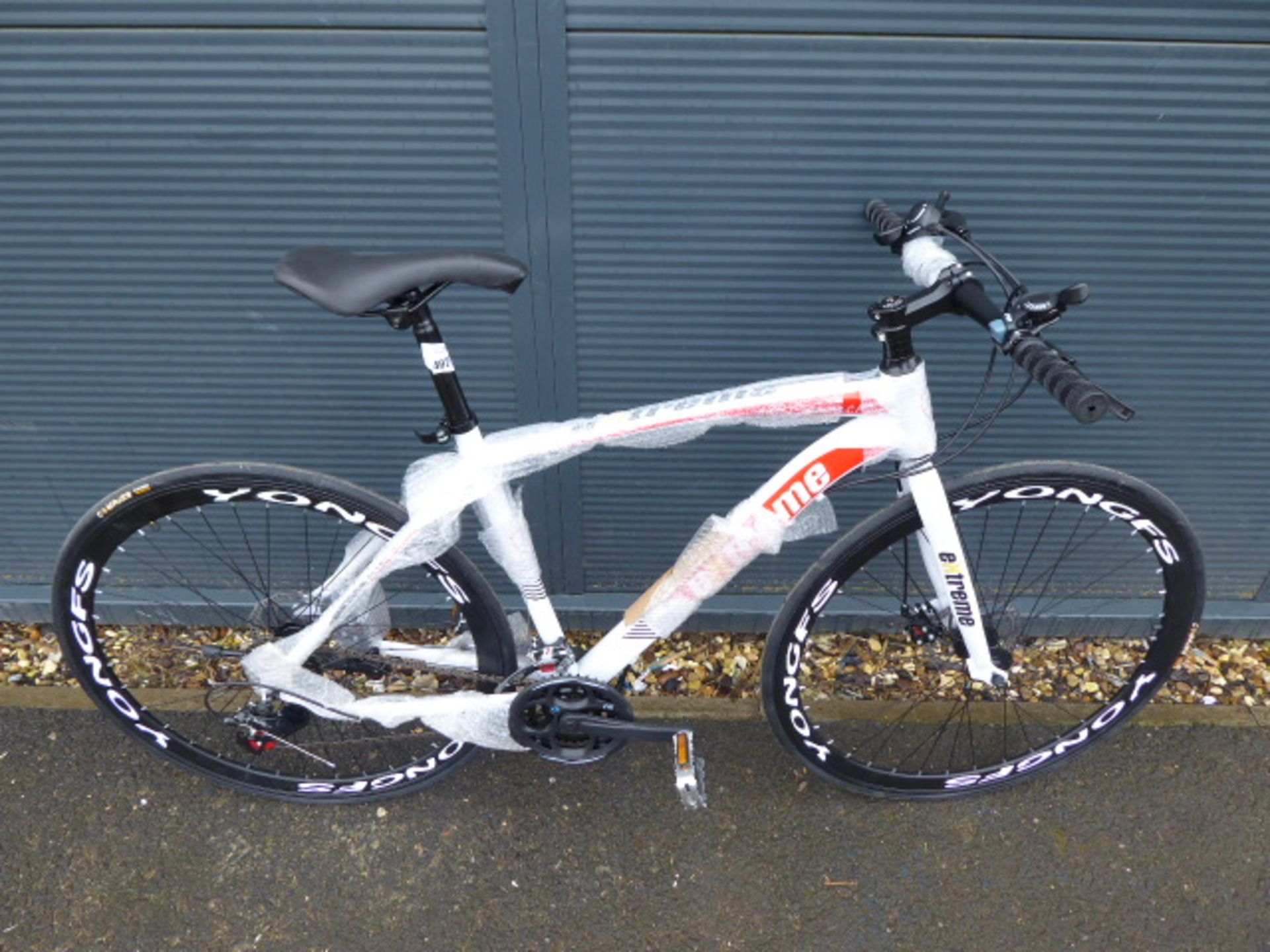 White and red Extreme Shimano geared road bike - Image 2 of 2