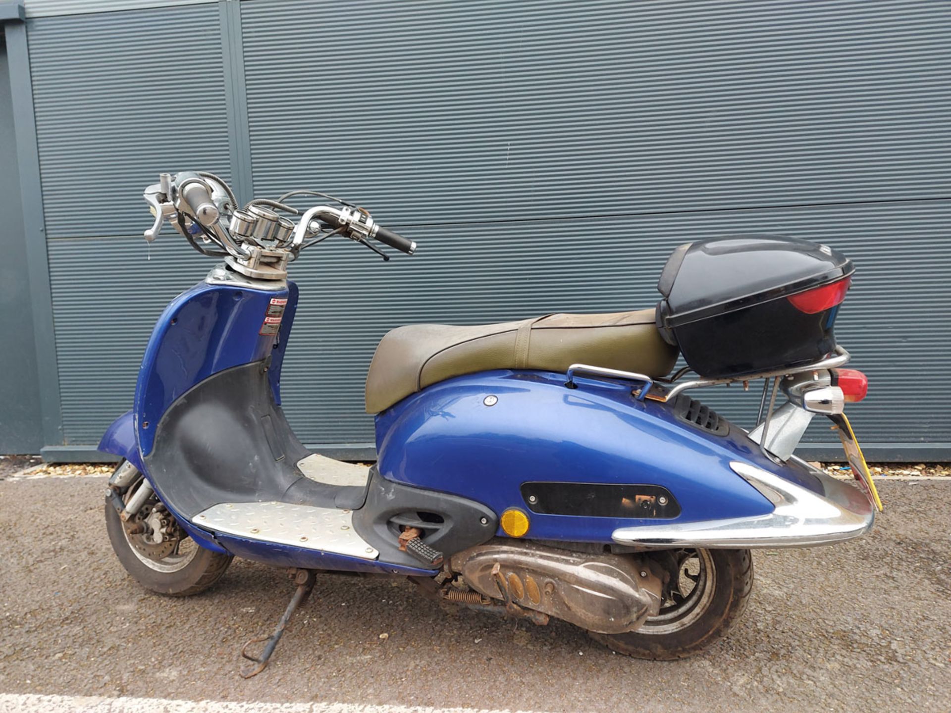 Blue Tamoretti petrol powered scooter complete with log book and key, covered 38,000 miles