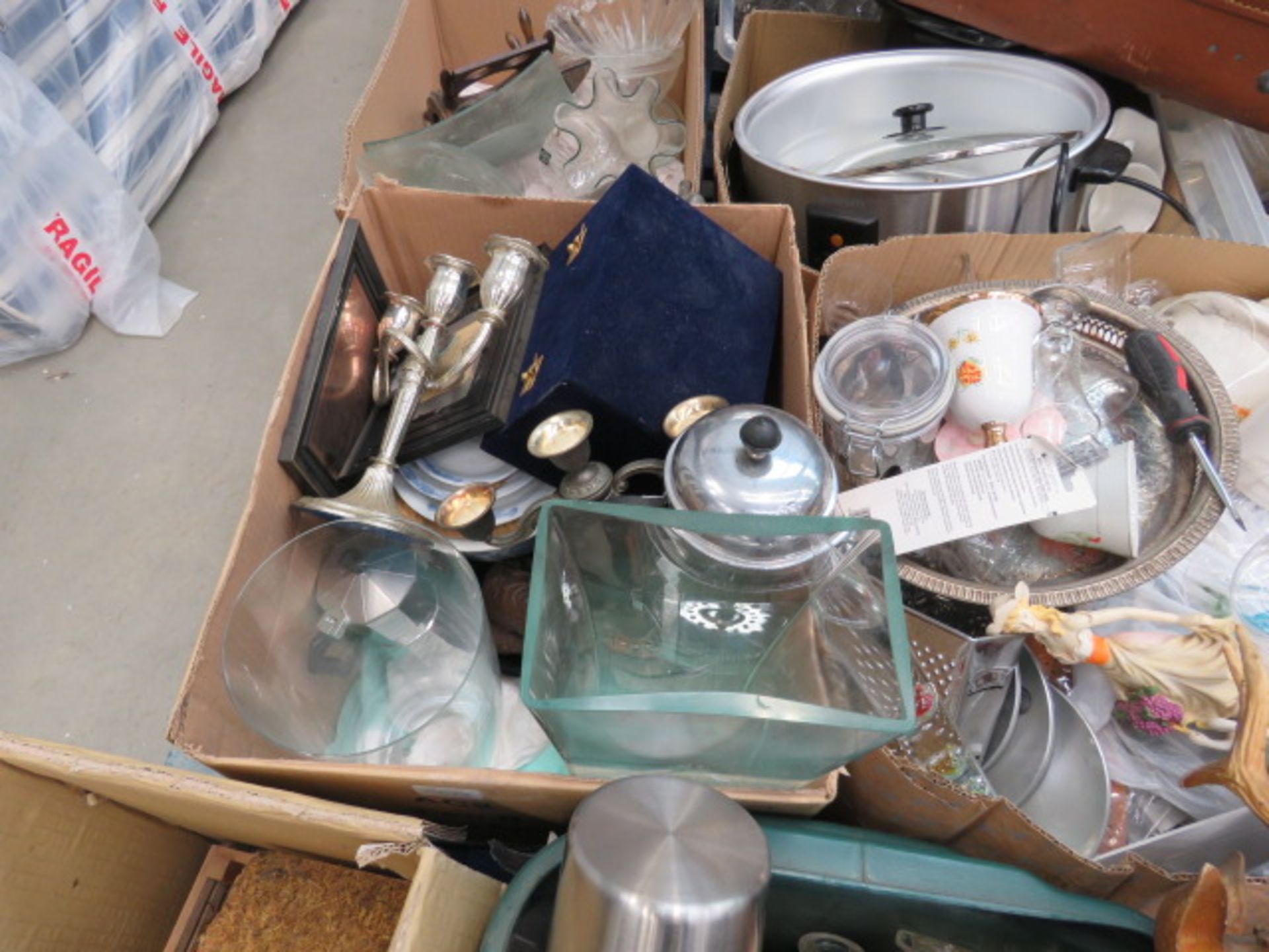 Pallet with 5 boxes containing: barometer, glassware, ornaments, pewter, silver plate and general - Image 3 of 5