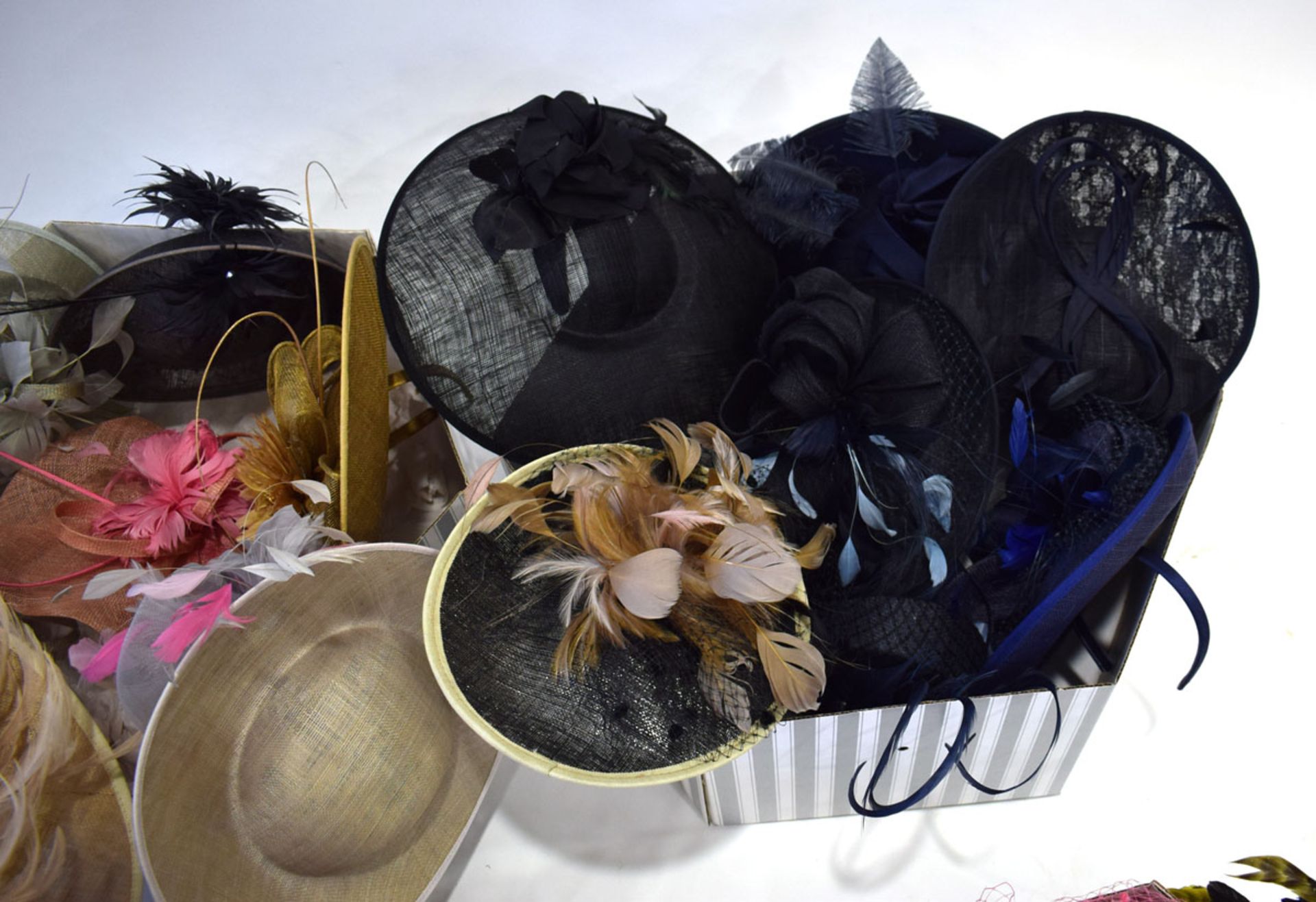 4 boxes of various saucer hats and fascinators in various colours and designs - Image 4 of 5