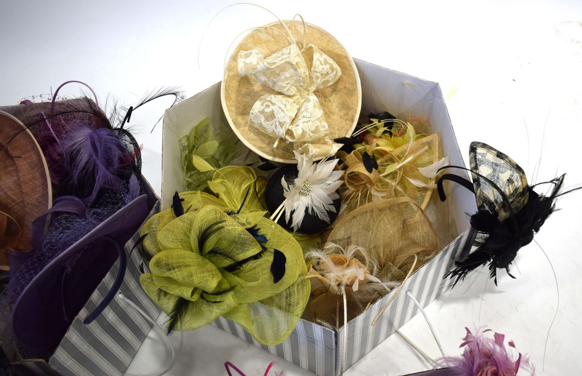 4 boxes of various fascinators in various colours and designs - Image 4 of 5