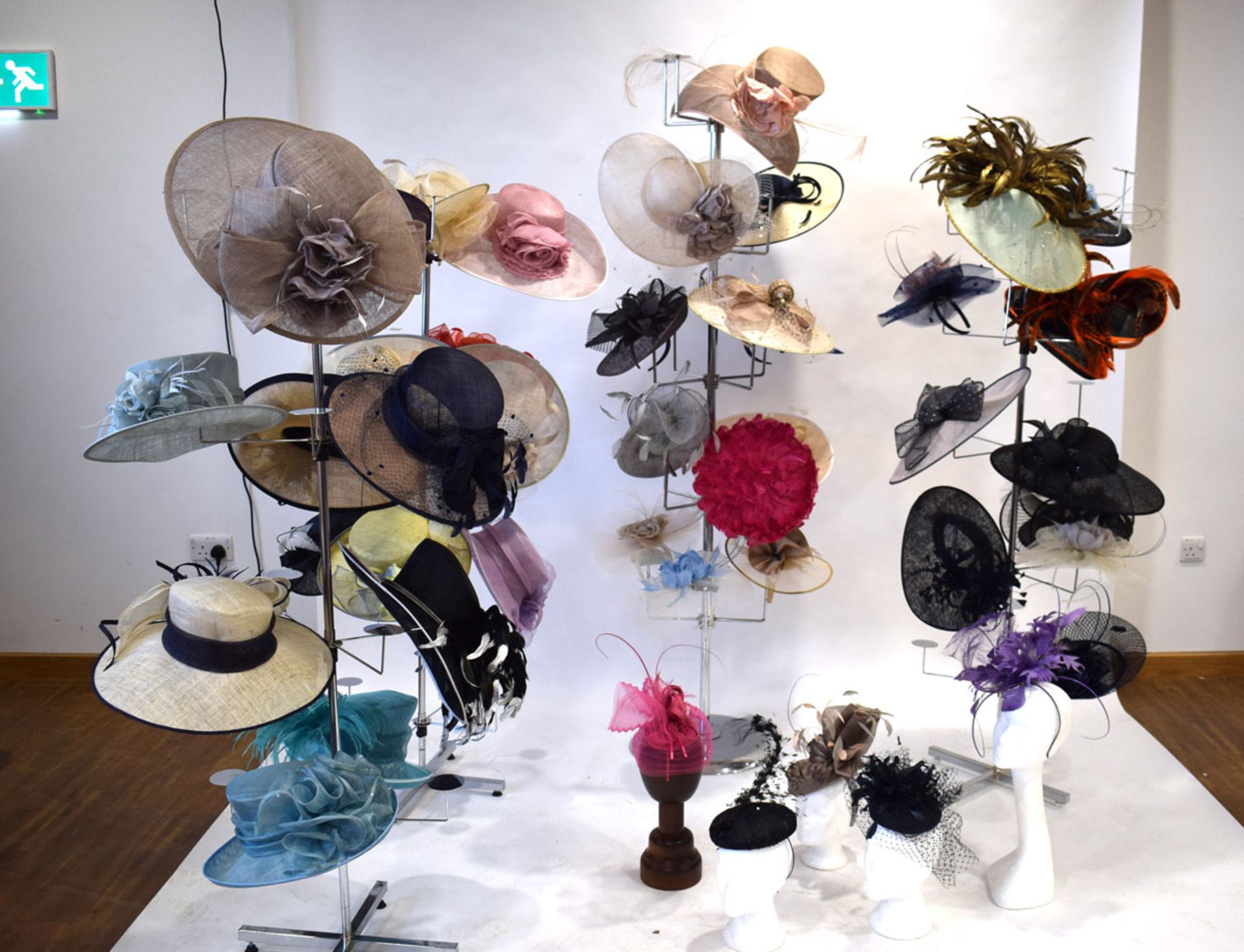 Approx. 45 hats and fascinators in various colours and designs (stands and heads not included)