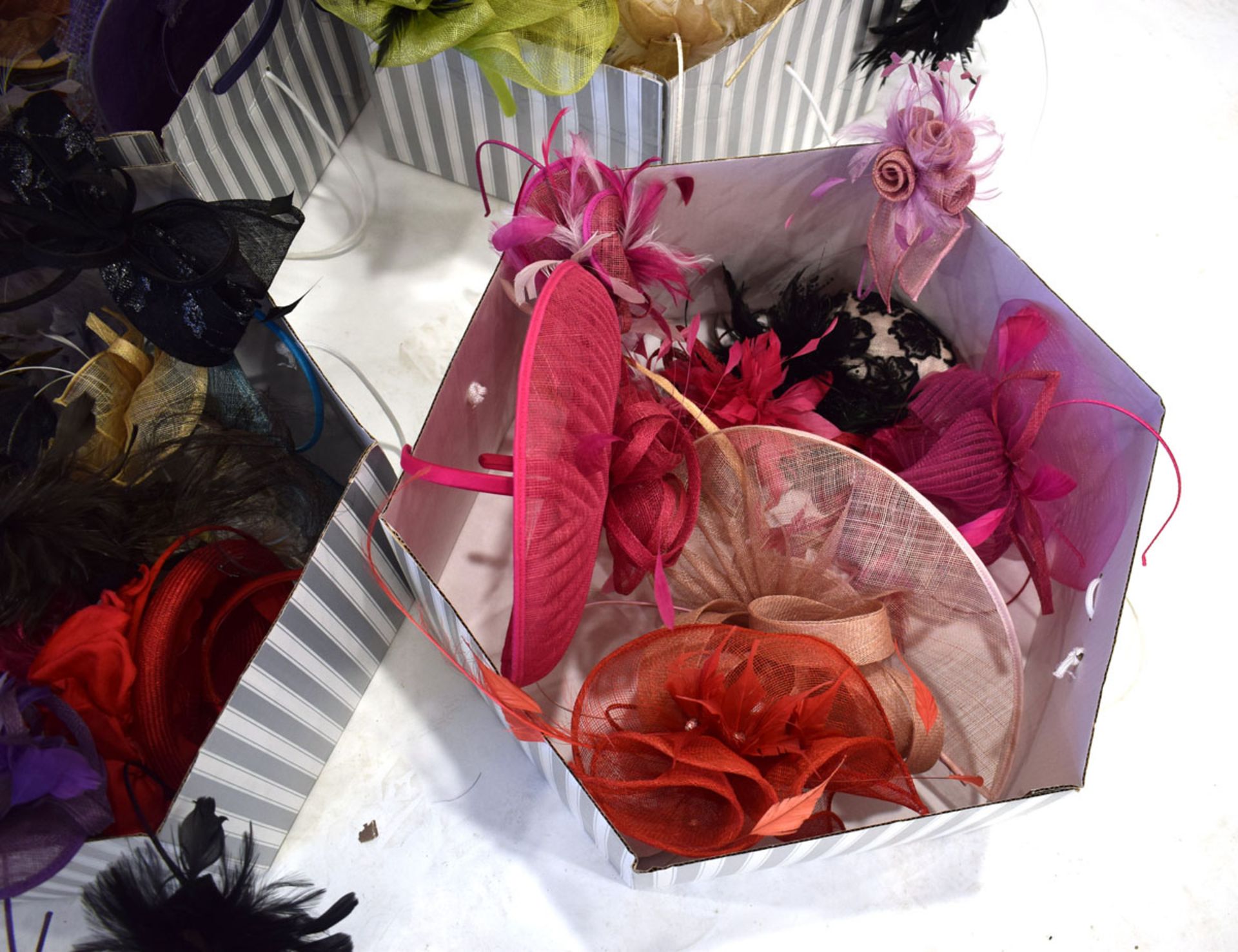 4 boxes of various fascinators in various colours and designs - Image 3 of 5