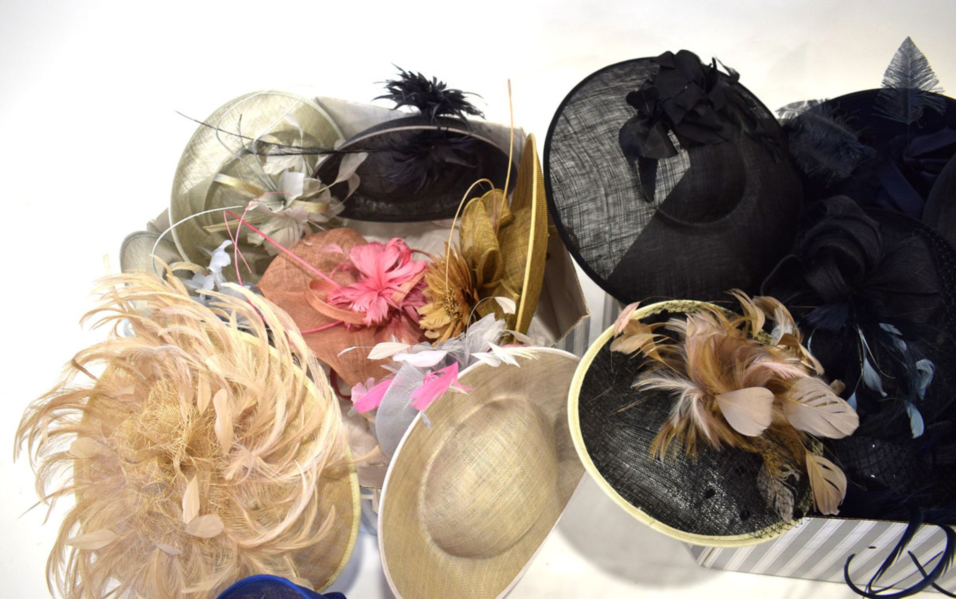 4 boxes of various saucer hats and fascinators in various colours and designs - Image 5 of 5