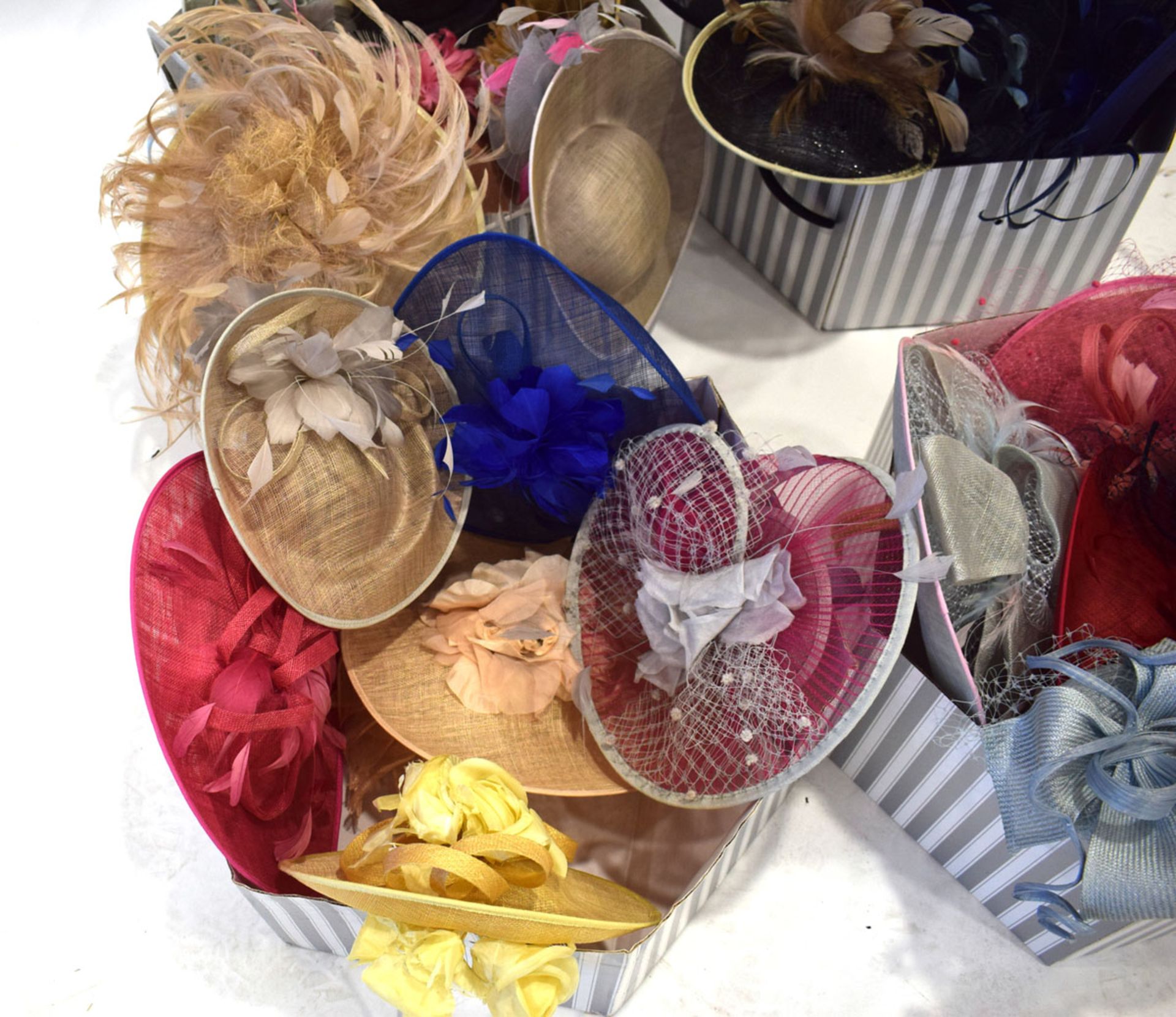 4 boxes of various saucer hats and fascinators in various colours and designs - Image 2 of 5