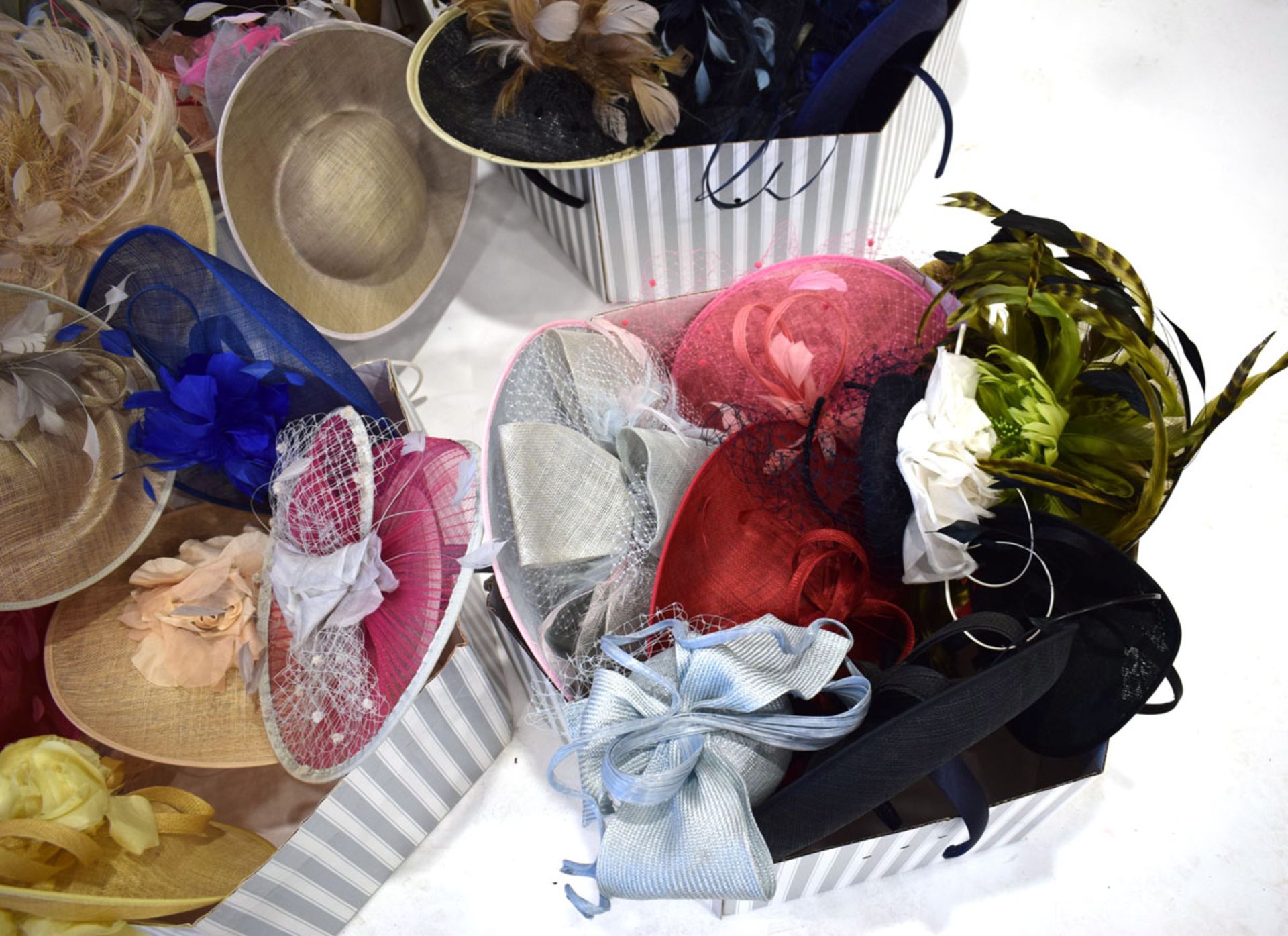 4 boxes of various saucer hats and fascinators in various colours and designs - Image 3 of 5