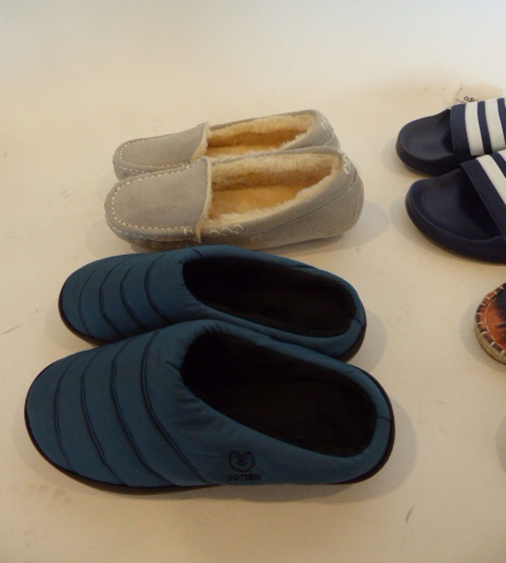 Bag of assorted slippers and sandals - Image 2 of 4