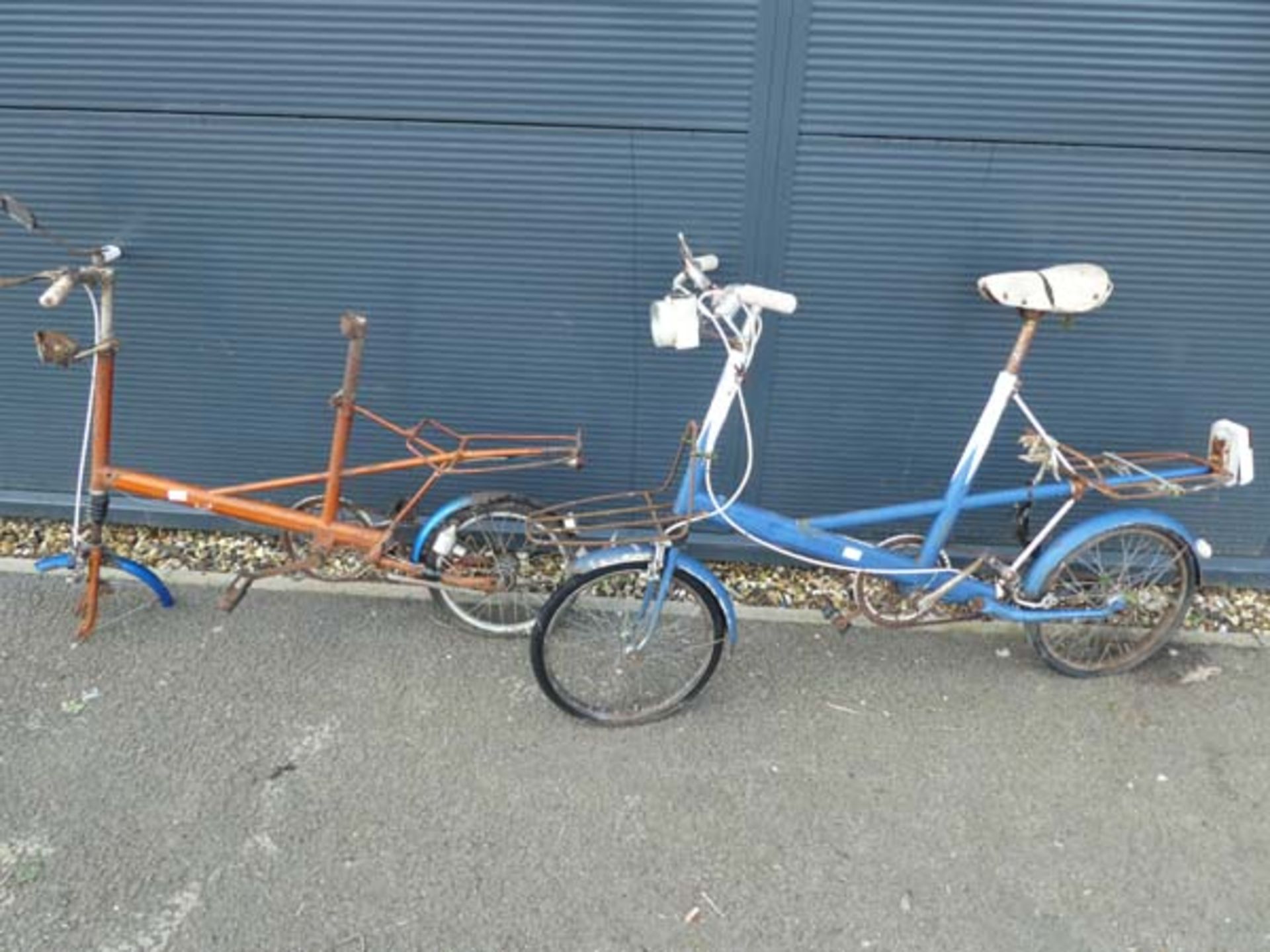 2 vintage bicycles, 1 blue and 1 orange