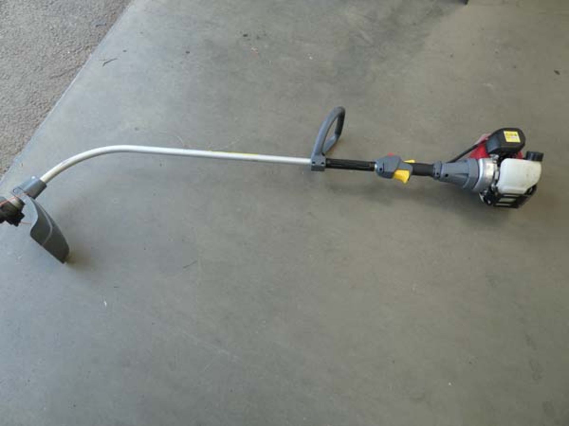 Honda bent shaft petrol powered strimmer