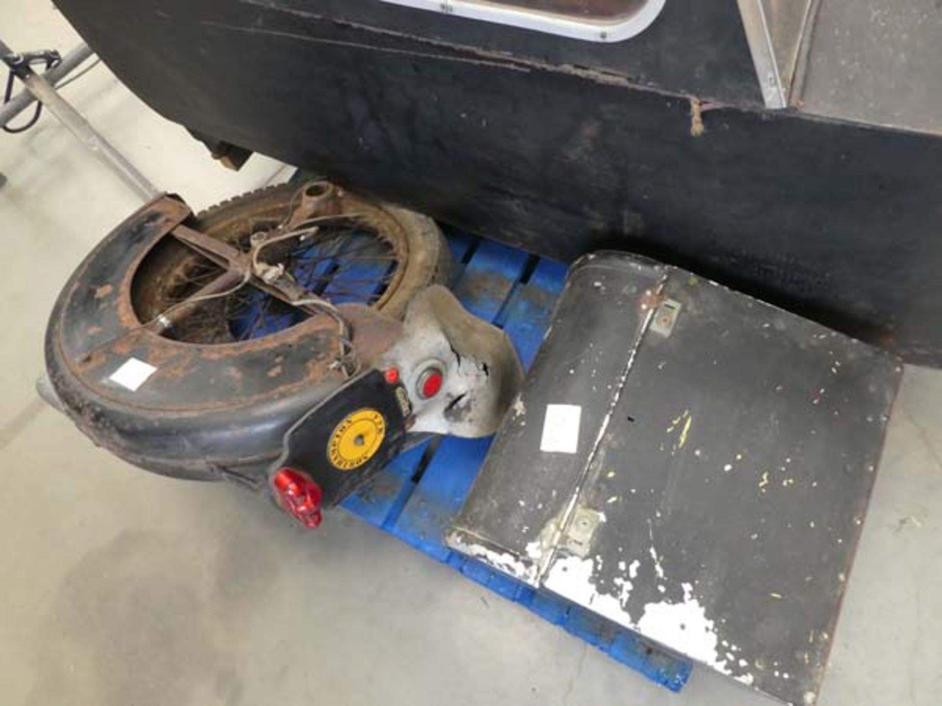 Pallet containing a vintage motorcycle sidecar, wheel and backbox - Image 2 of 5