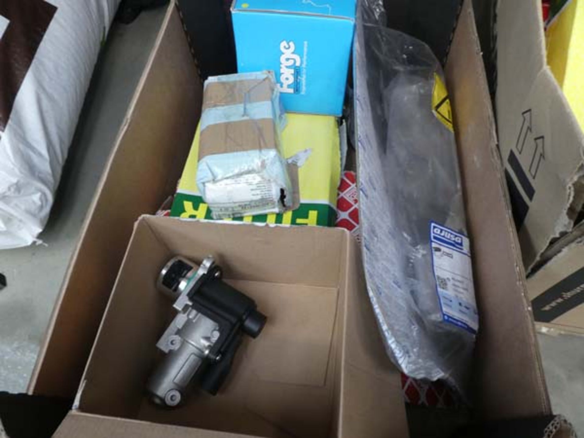 2 boxes of car parts - Image 3 of 3