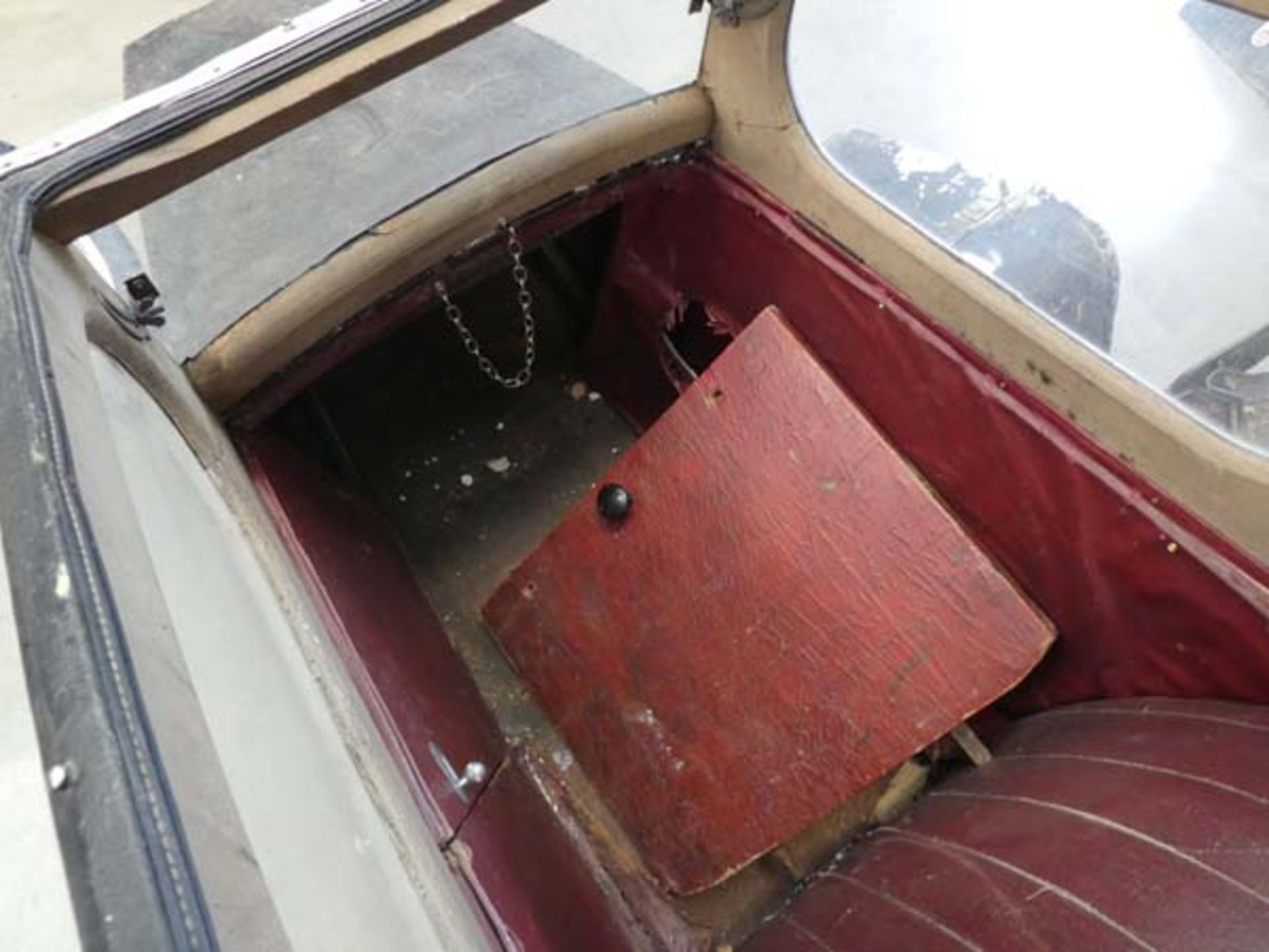 Pallet containing a vintage motorcycle sidecar, wheel and backbox - Image 5 of 5