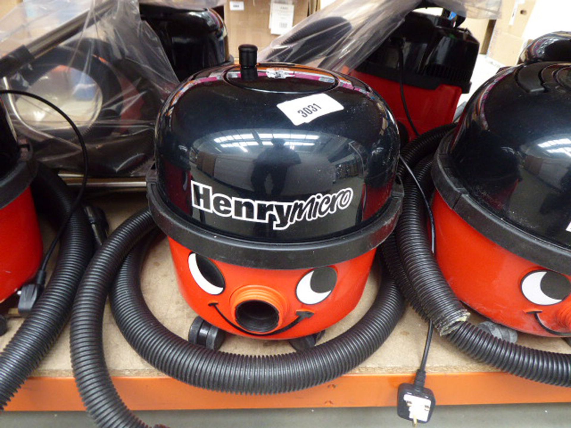 Henry micro vacuum cleaner with pole