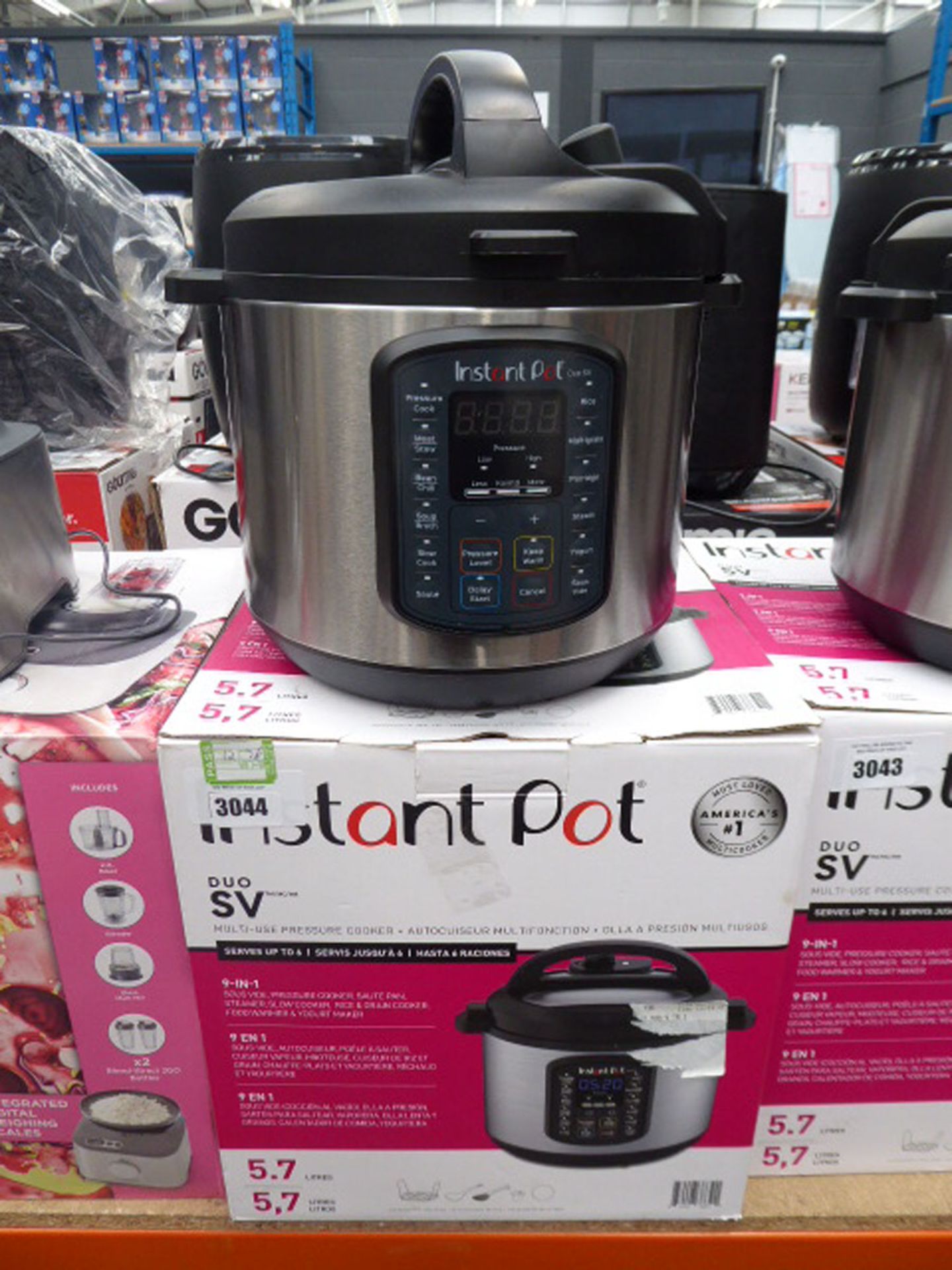 Instant Pot multi use pressure cooker with box