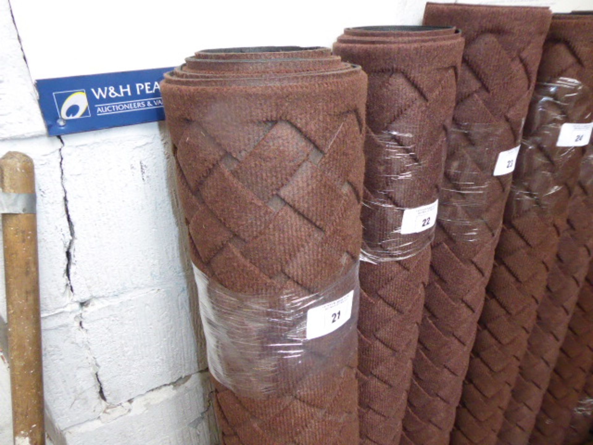 120cm by 180cm brown rubber back commercial mat with woven design - Image 2 of 2