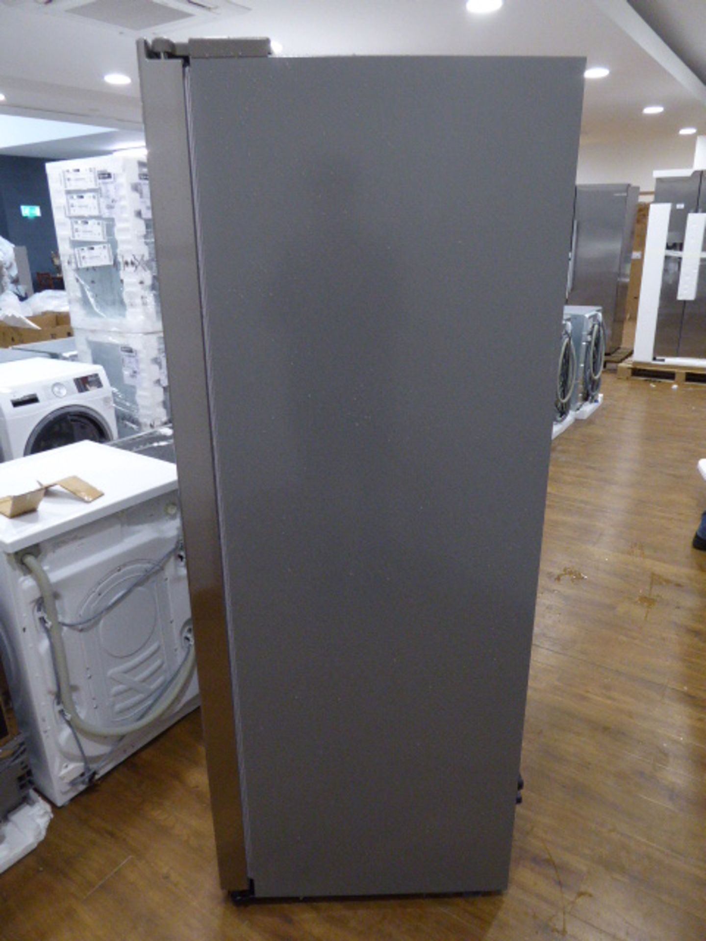 KAD93VIFPGB Bosch Side-by-side fridge-freezer No visible dents, marks or scratches. Slight paint - Image 5 of 5