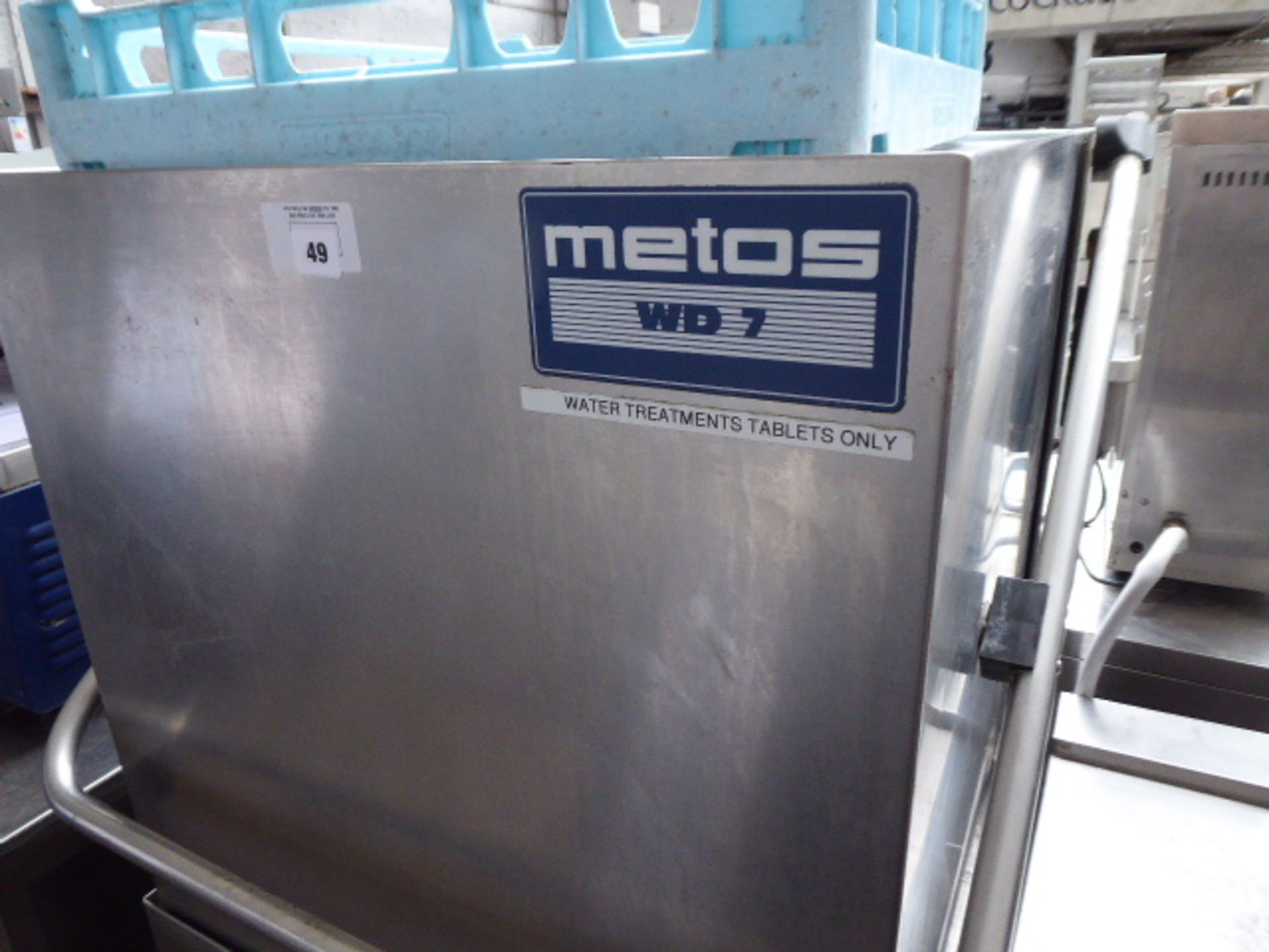 67 - 65cm Metos WD7 lift top pass through dishwasher with draining board - Image 2 of 3