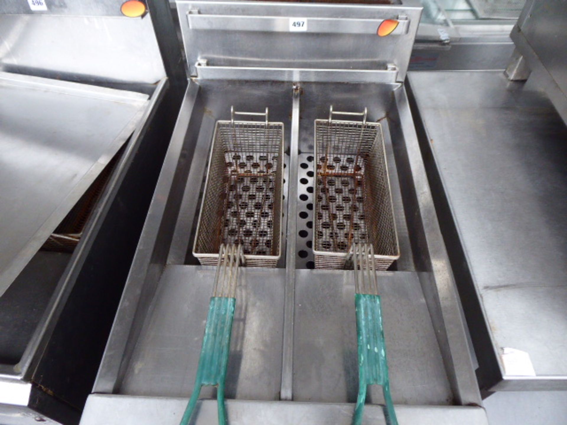 45cm gas Blue Seal Vee Ray twin tank fryer with 2 baskets - Image 2 of 2