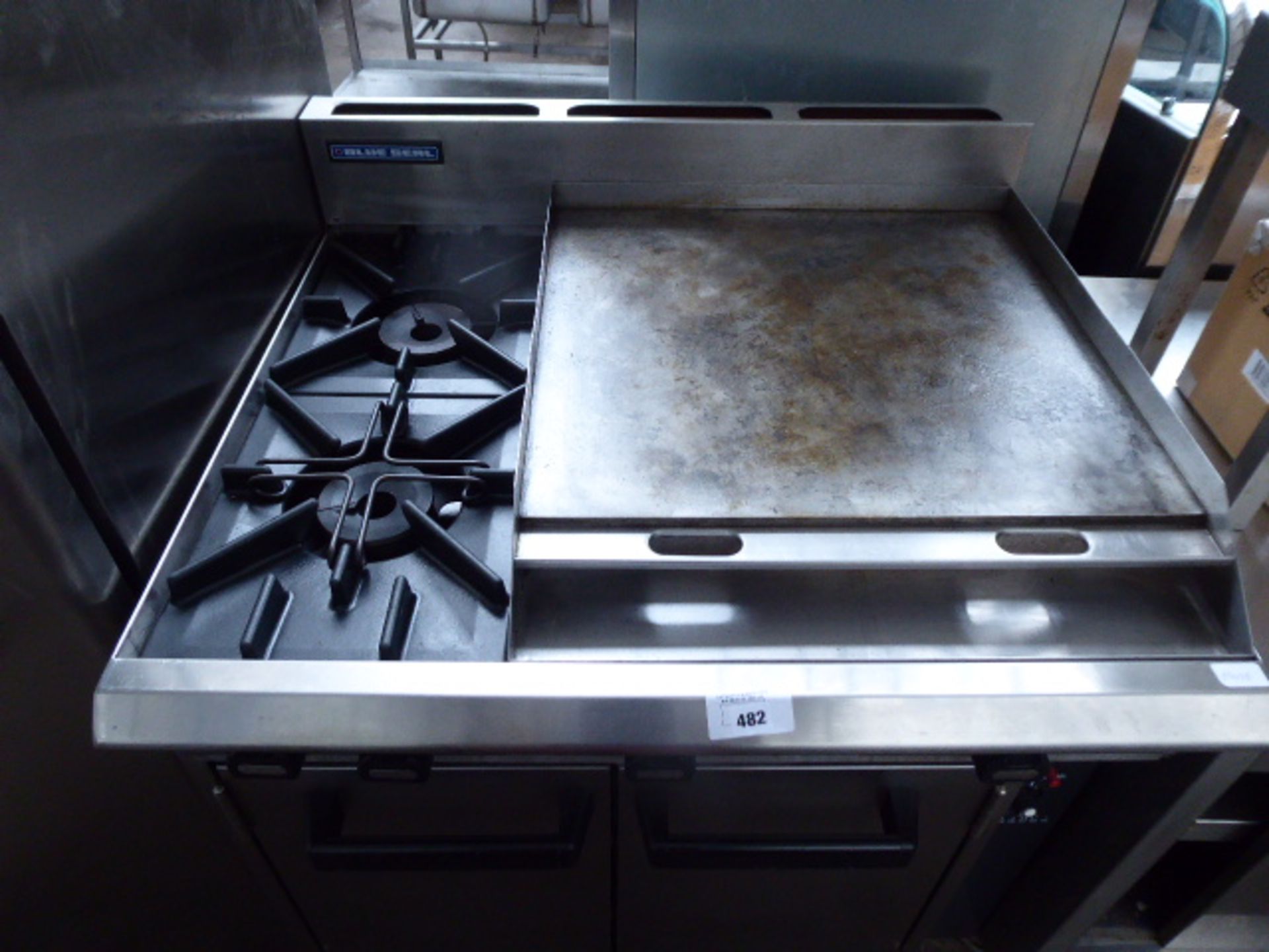 90cm gas Blue Seal solid top griddle and 2 burner cooker with double door oven under - Image 2 of 3