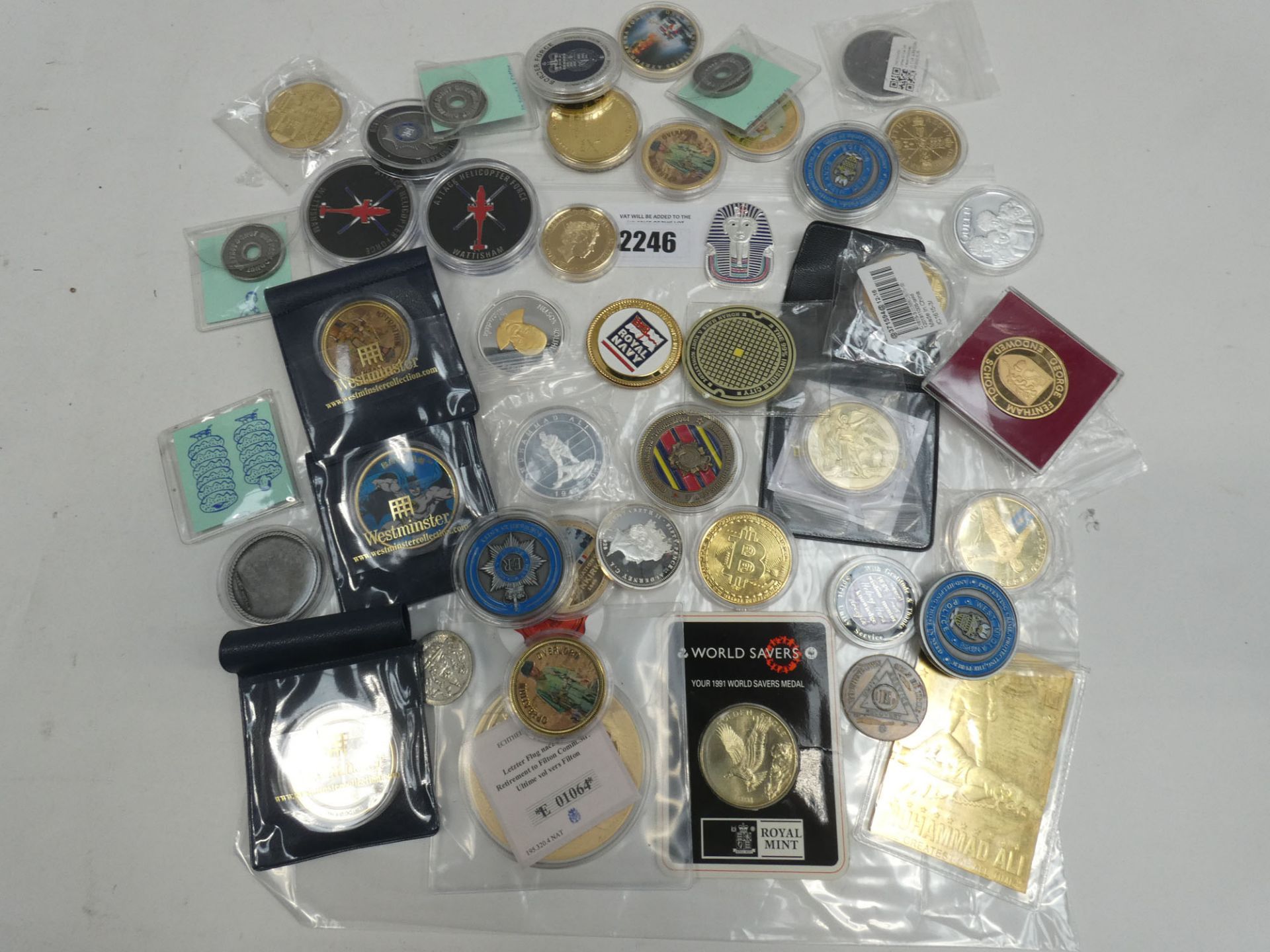 Assorted loose collectible commemorative coins