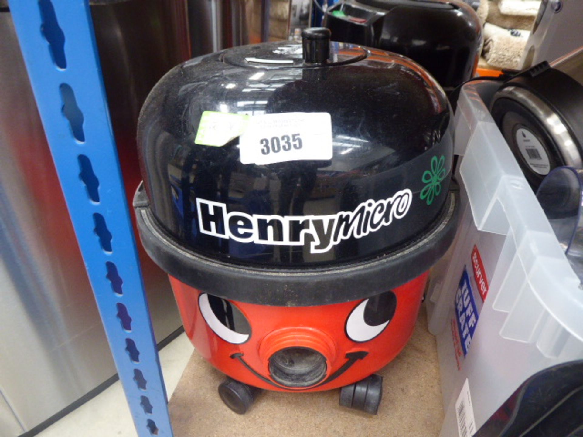 3026 - Henry micro vacuum cleaner no pole and pipe