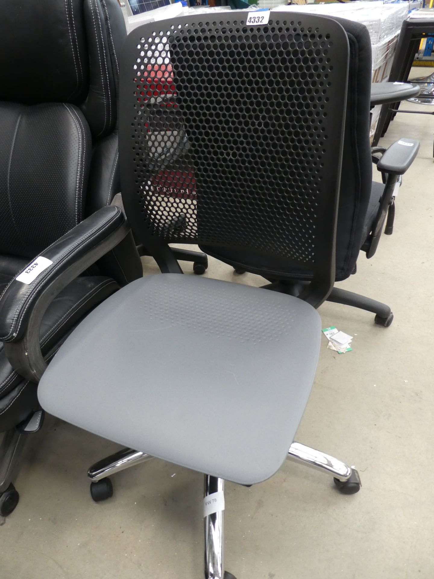 4320 Grey plastic swivel chair