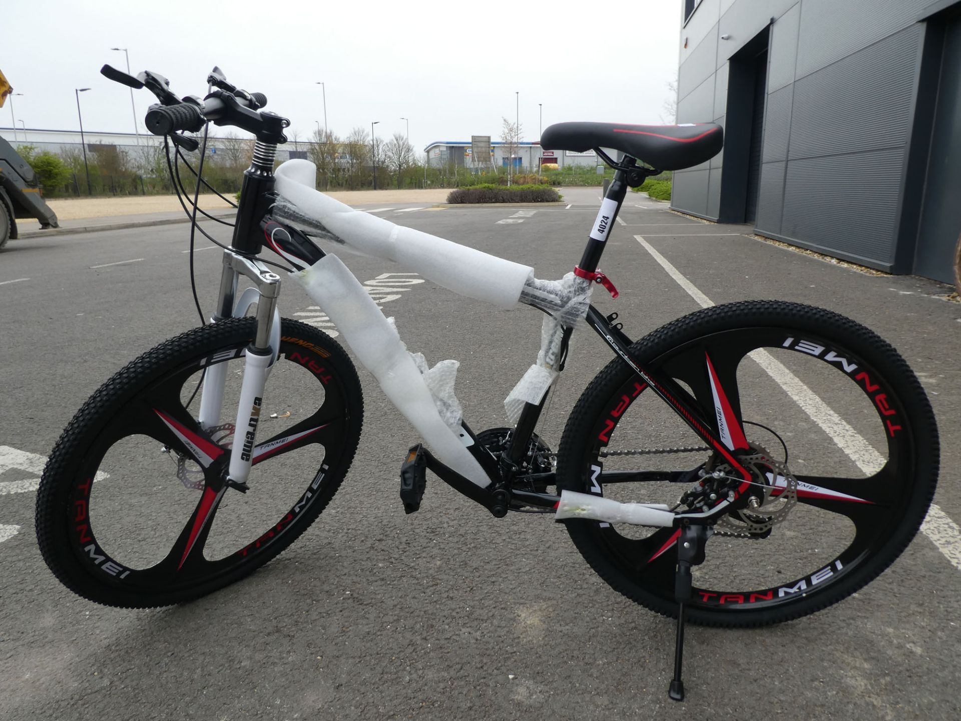 Black and white Extreme mountain bike 28 Inches