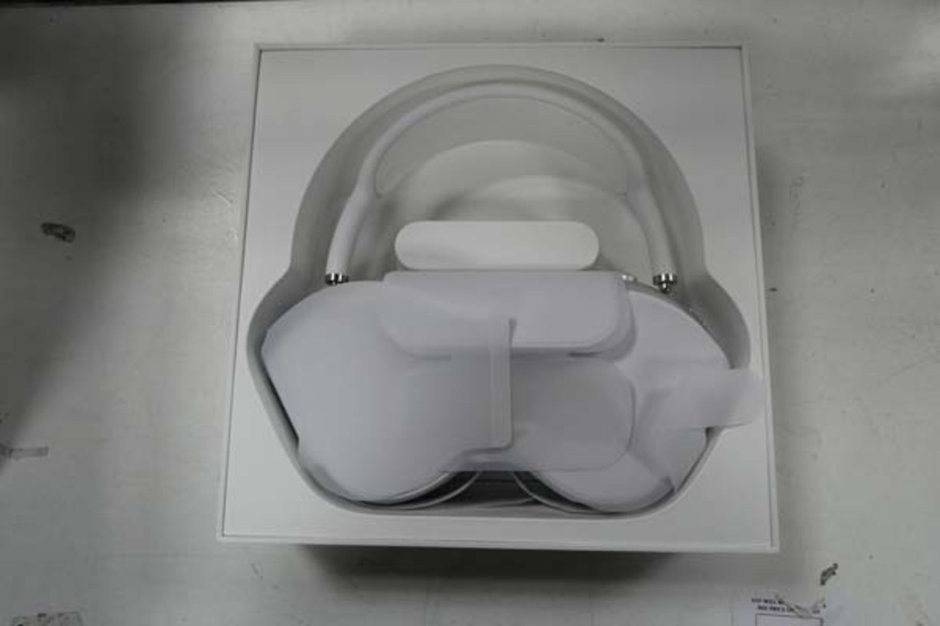 Apple Airpods Max headphones with box model A2096 Can connect to bluetooth, used