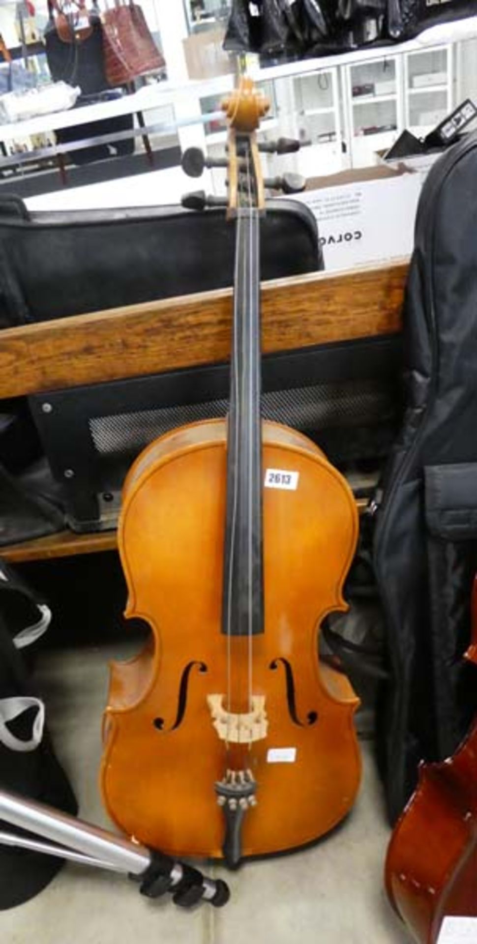 1 quarter sized cello