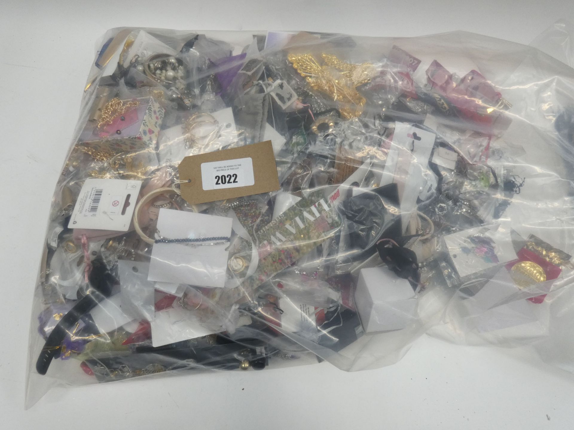 Bag containing quantity of loose costume and dress jewellery