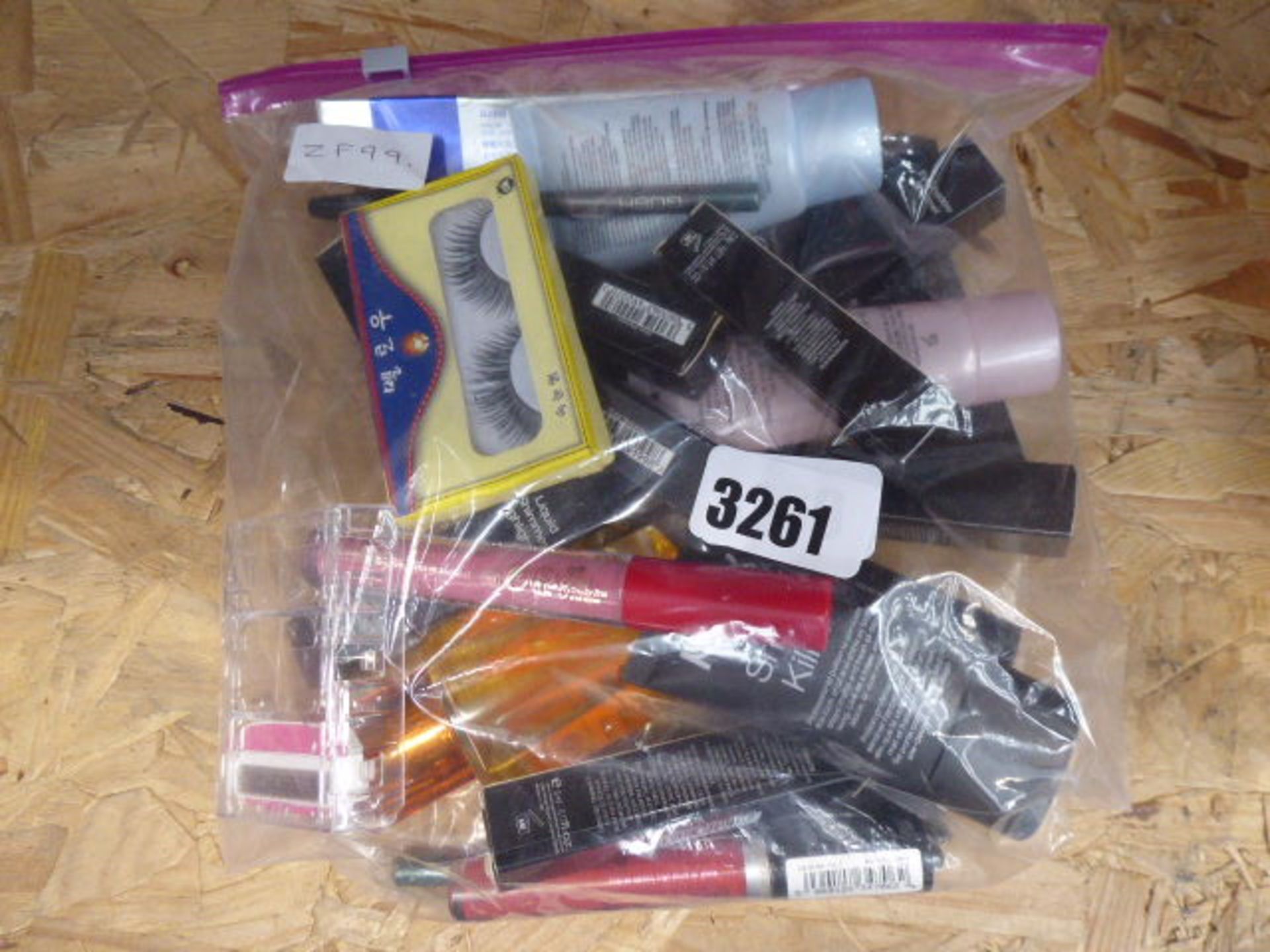 3269 Small bag of makeup brushes, fake eyelashes, eye creams etc.