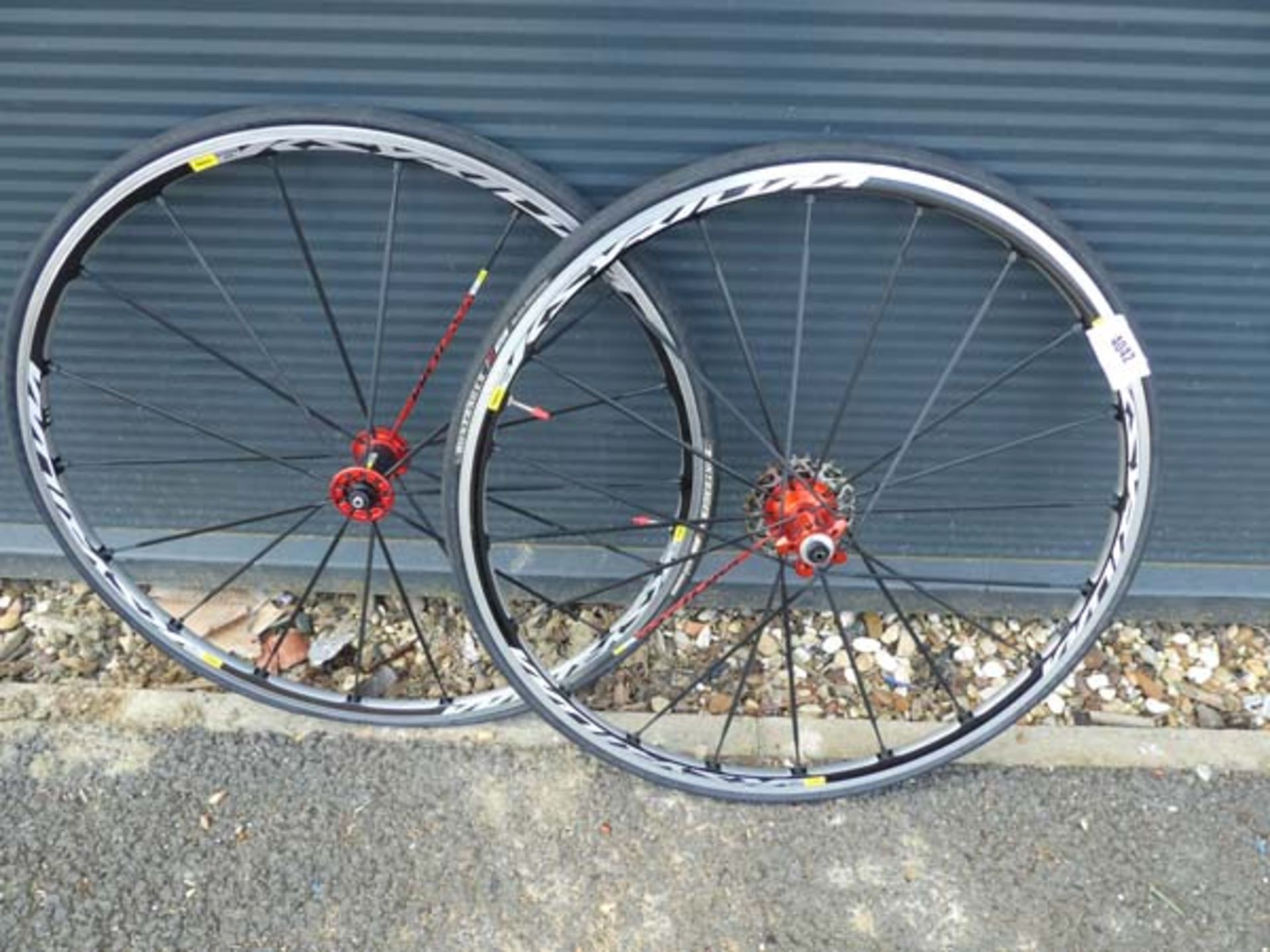 2 Ksyrium bike wheels and tyres