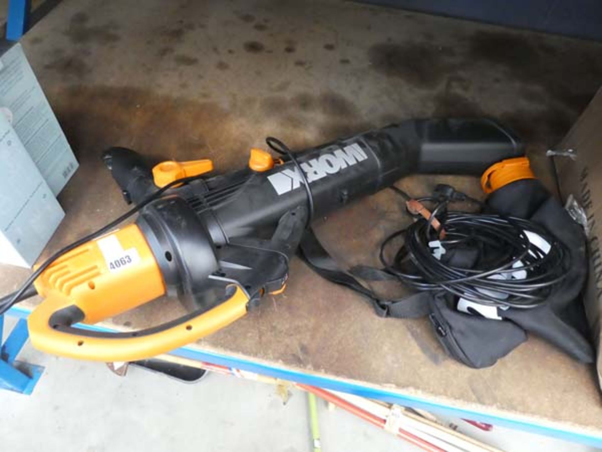 4077 Worx leaf blower