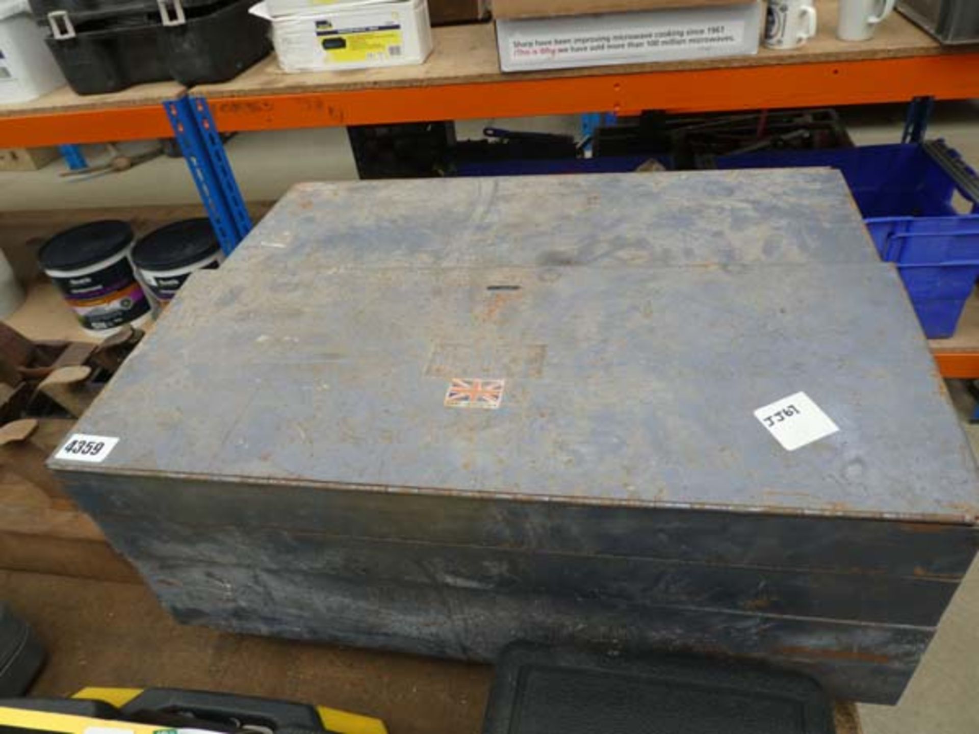 Large wheeled blue toolbox containing small tools and fixings - Image 2 of 2