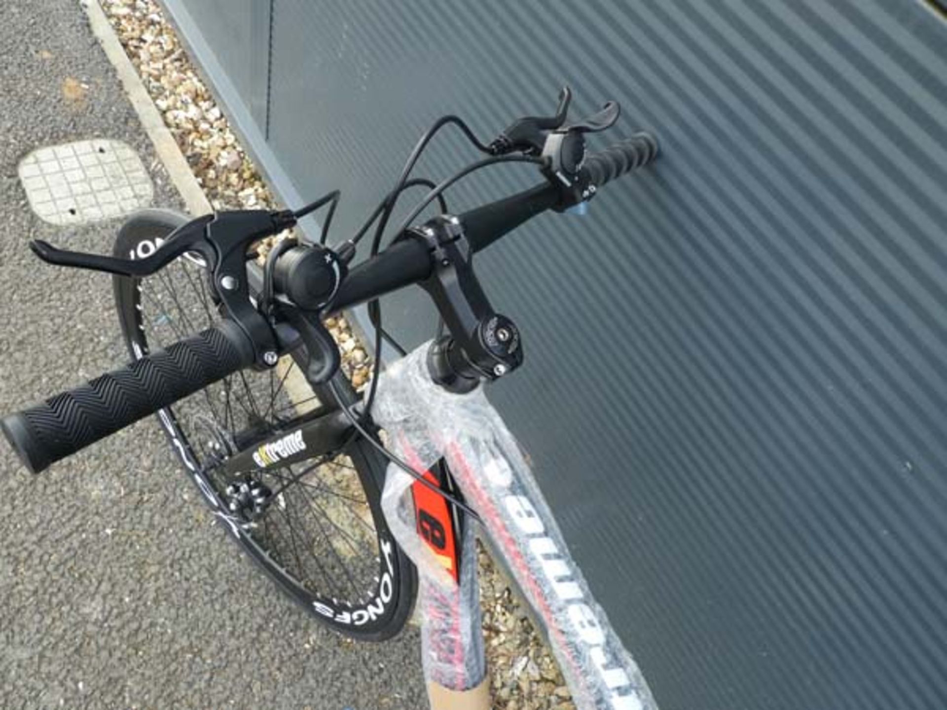 Black and red Extreme town bike - Image 2 of 2