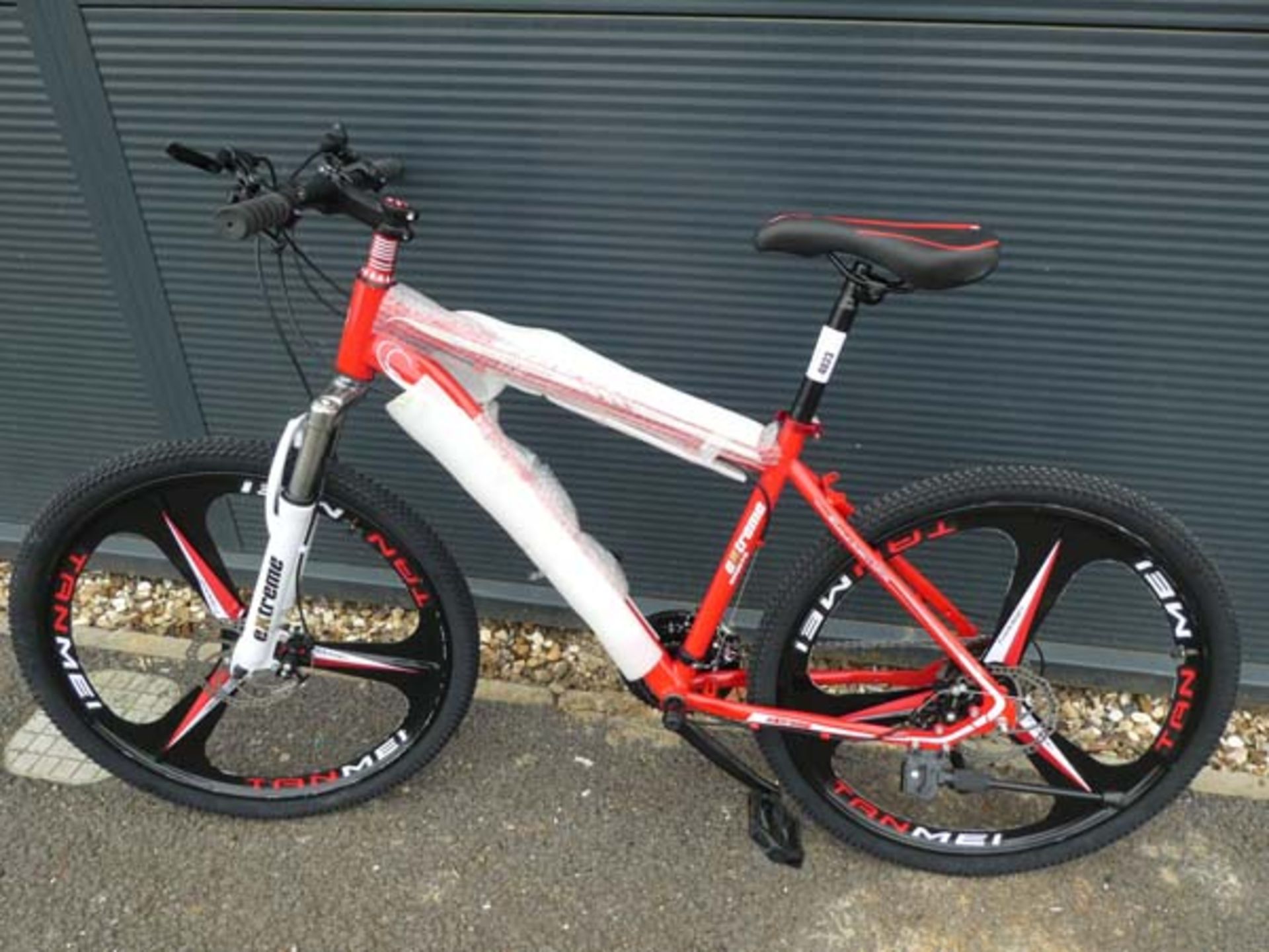 Red Extreme gents mountain bike