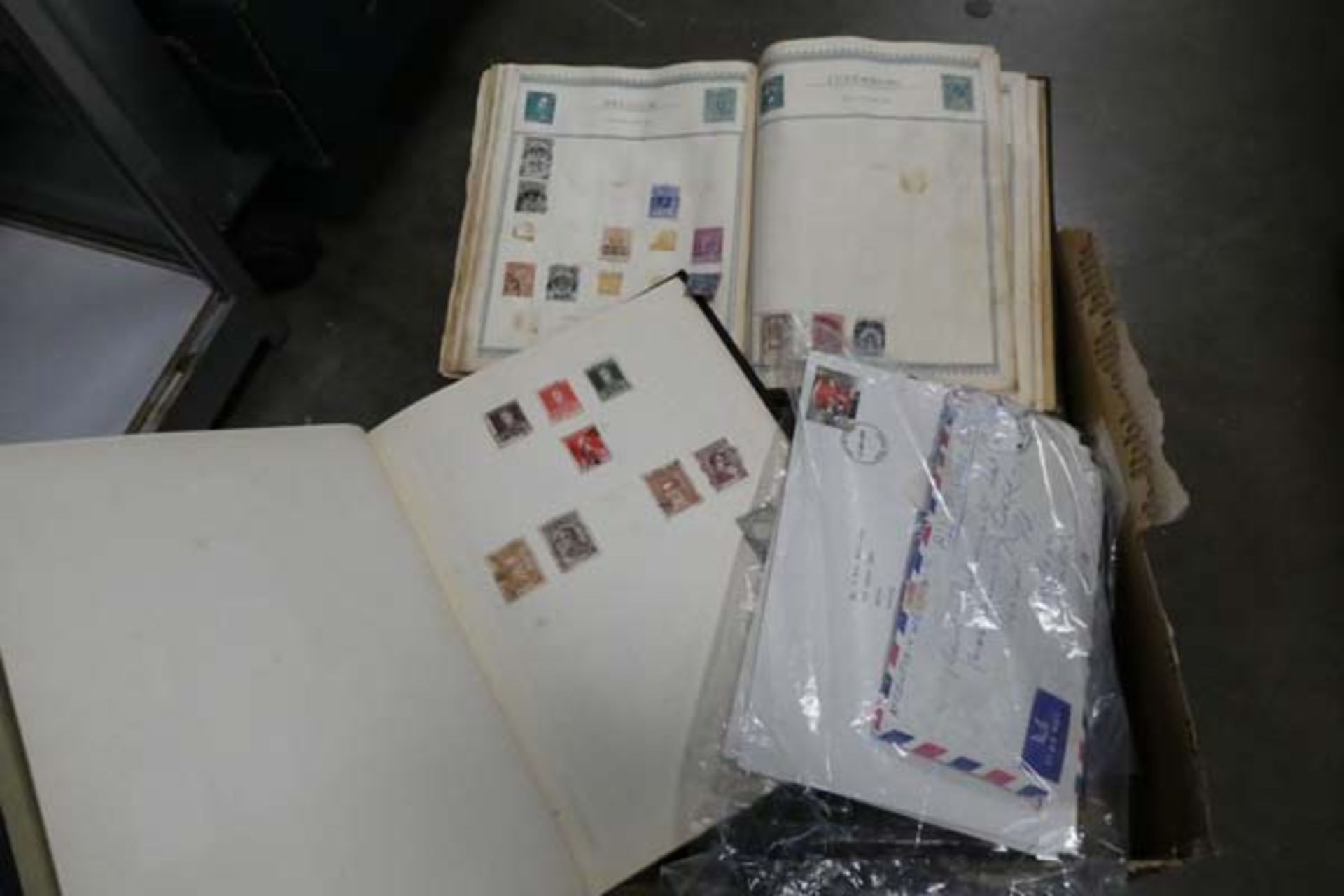 Tray containing selection of stamp albums with contents inc. mostly common wealth stamps