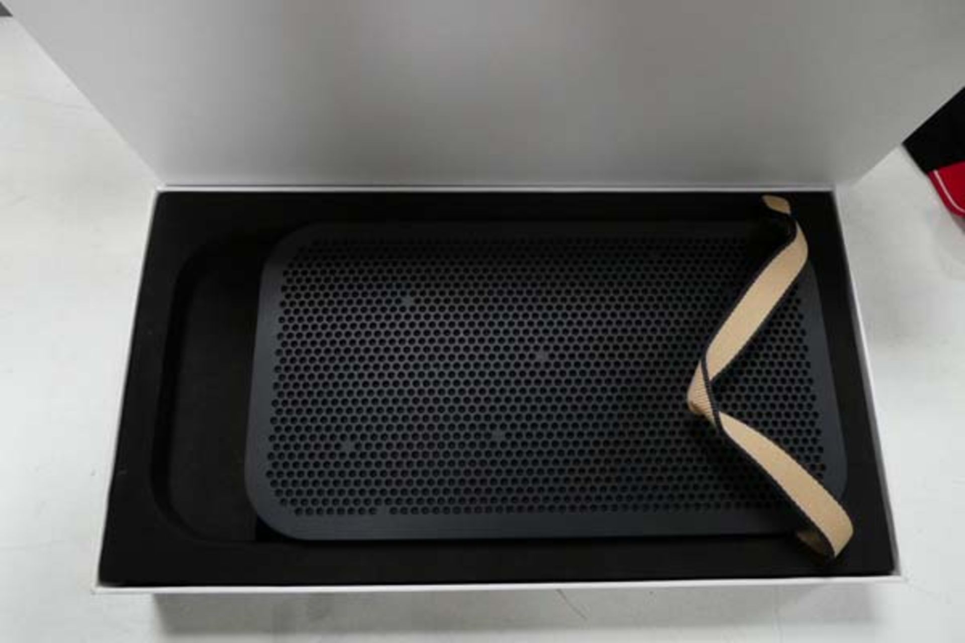 Bang & Olufsen Beoplay A2 Active speaker with box