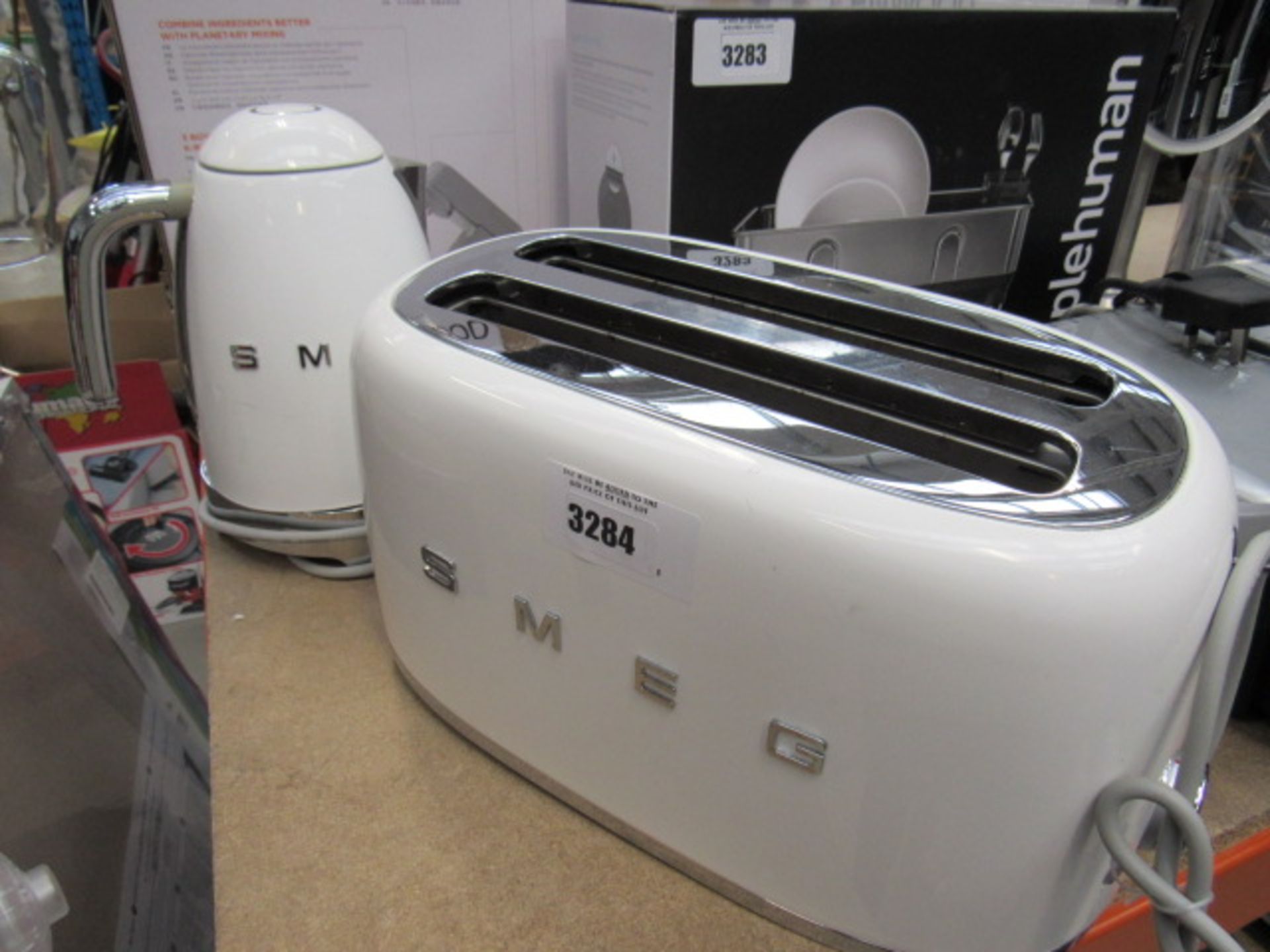 (TN40) 2 slice Smeg toaster, plus a Smeg electric kettle