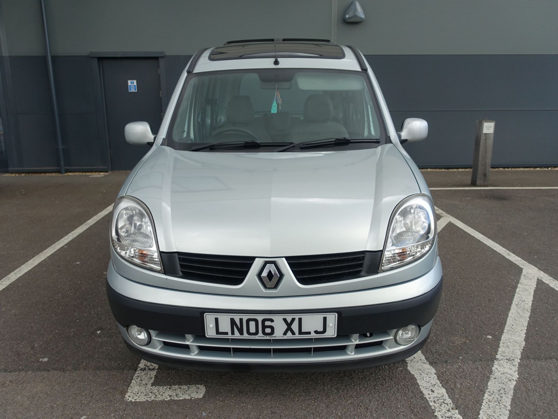 (2006) Renault Kango Expression automatic MPV, petrol, 1598cc, grey, MOT: 8/8/2021, two keys, V5 - Image 12 of 14