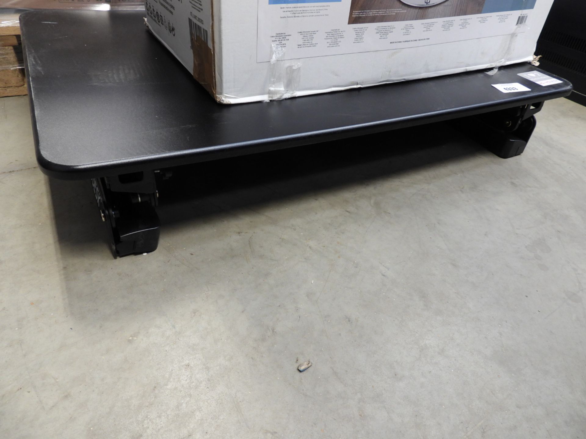 Airlift pneumatic desk riser